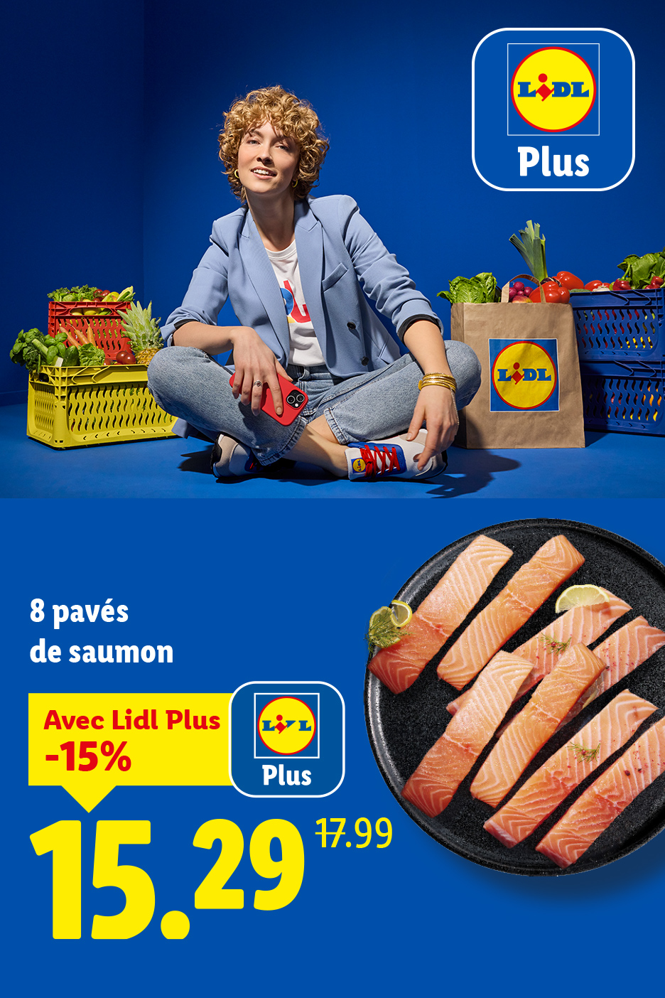 Une femme souriante assise parmi des caisses de légumes, avec des pavés de saumon et une offre promotionnelle.