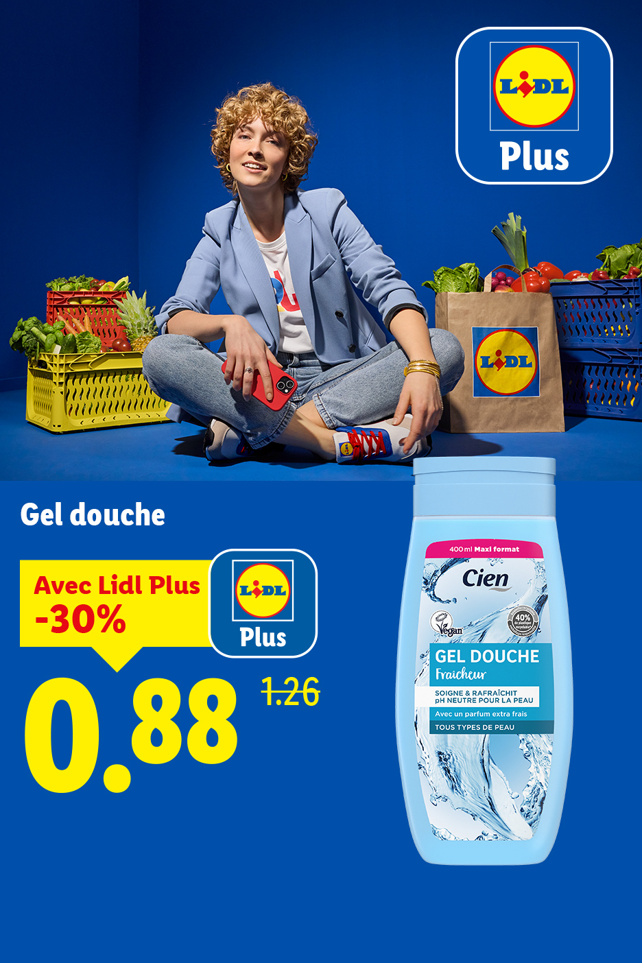 Une femme souriante assise parmi des courses, avec un gel douche en promotion à 0,88 €.