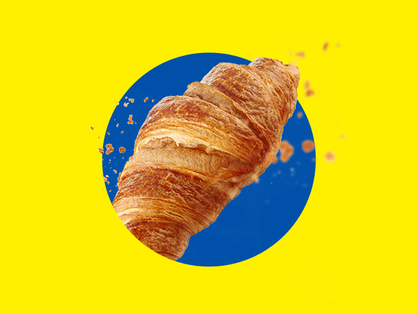 Un croissant doré et croustillant sur fond jaune avec un cercle bleu.