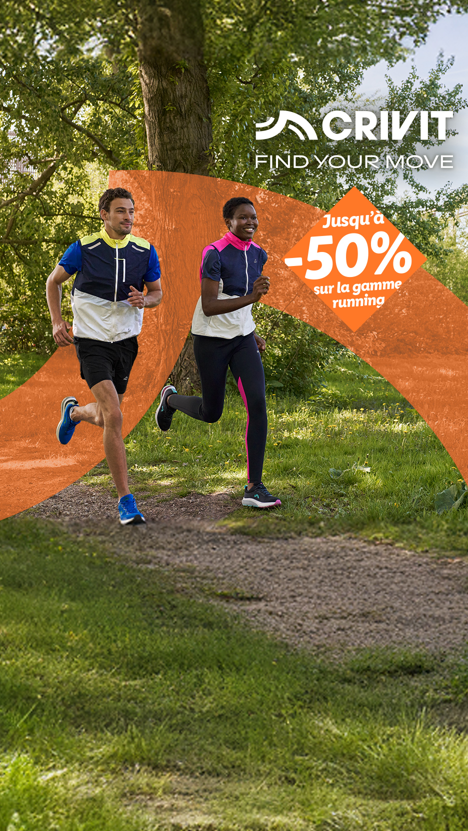 Deux personnes courent sur un sentier, vêtues de vêtements de course Crivit, avec une promotion de -50 %.