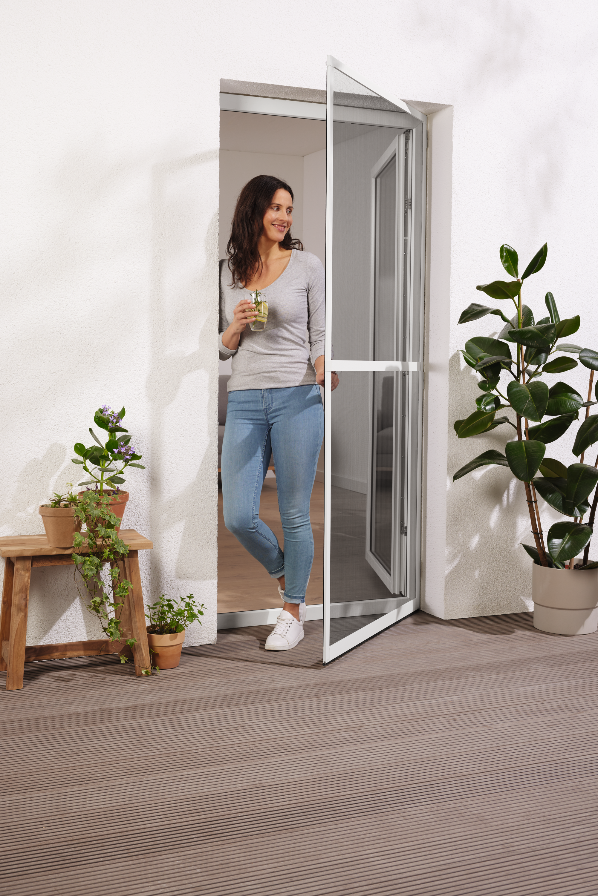 Porte moustiquaire et femme.