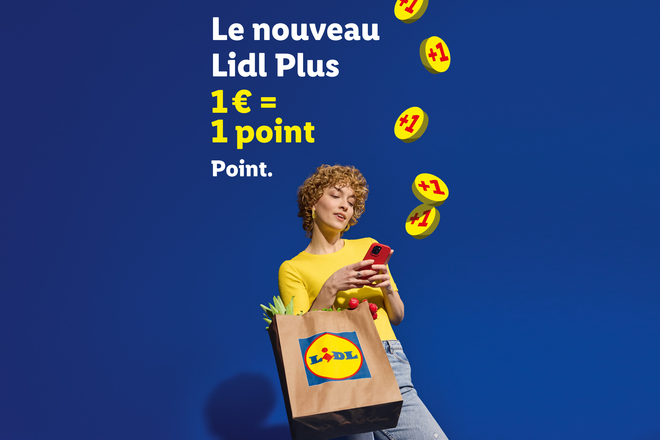 Une femme avec un sac de courses et un téléphone, avec des pièces de points flottantes et le texte 'Le nouveau Lidl Plus, 1€ = 1 point'.