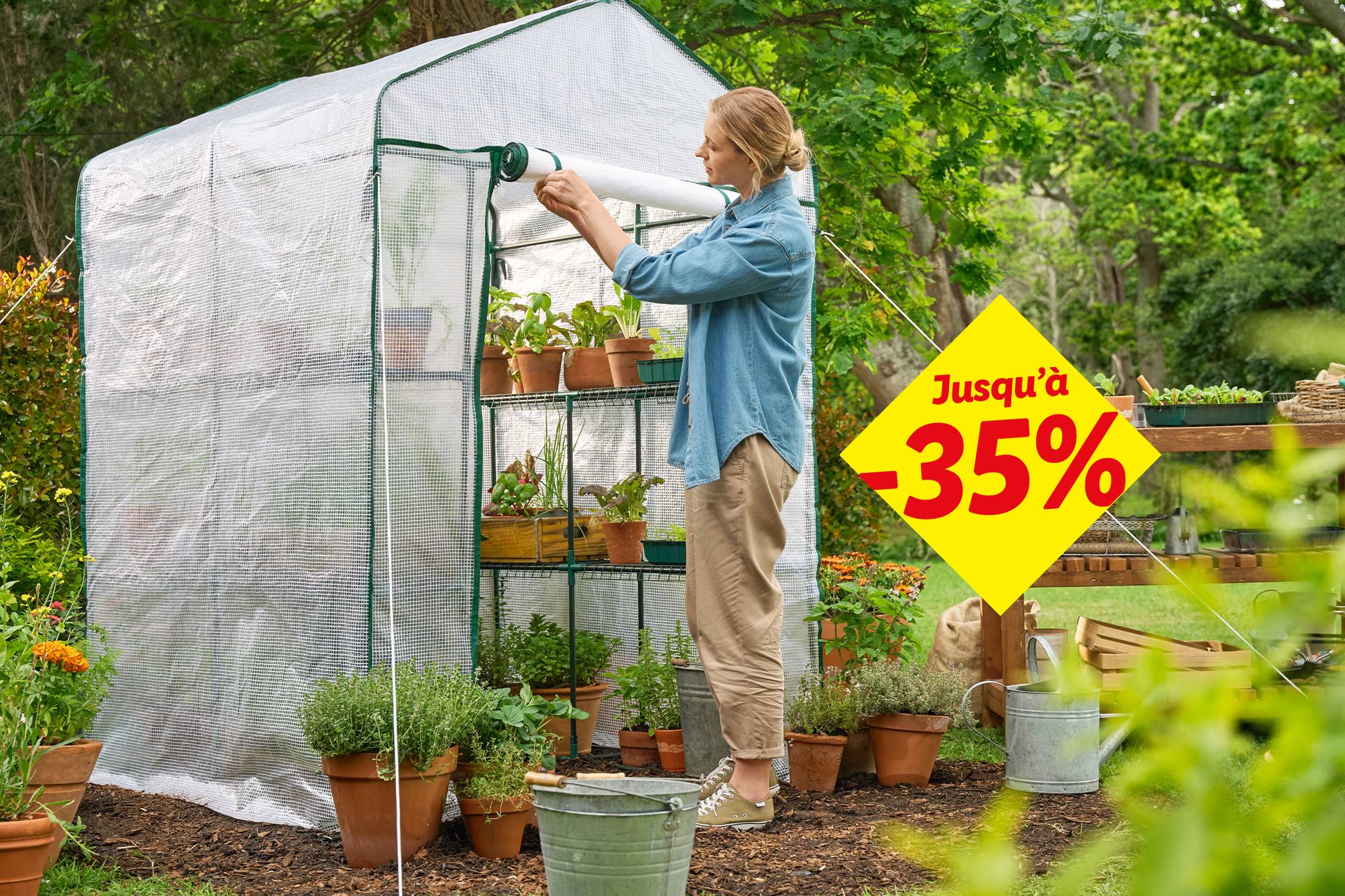 Serre de jardin avec une femme qui l'ouvre, plantes en pot, et une promotion 'Jusqu'à -35%'.