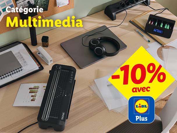 Bureau avec des produits multimédia et de bureau, dont un casque, un chargeur de piles et une plastifieuse. Texte: 'Catégorie Multimédia -10% avec Lidl Plus'.