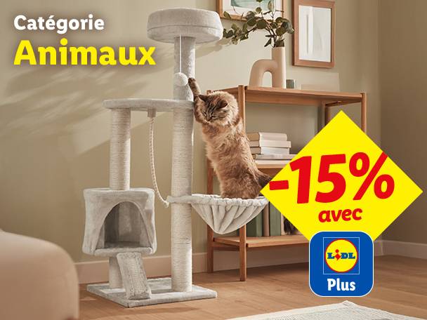 Un chat roux joue sur un arbre à chat gris, avec une réduction de 15% affichée.