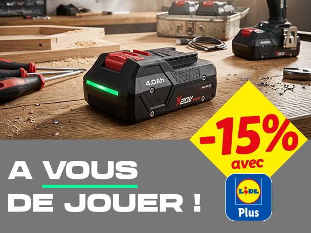 Une batterie d'outil électrique et un outil électrique sur un établi en bois, avec une promotion de -15% et le texte 'À VOUS DE JOUER !'.