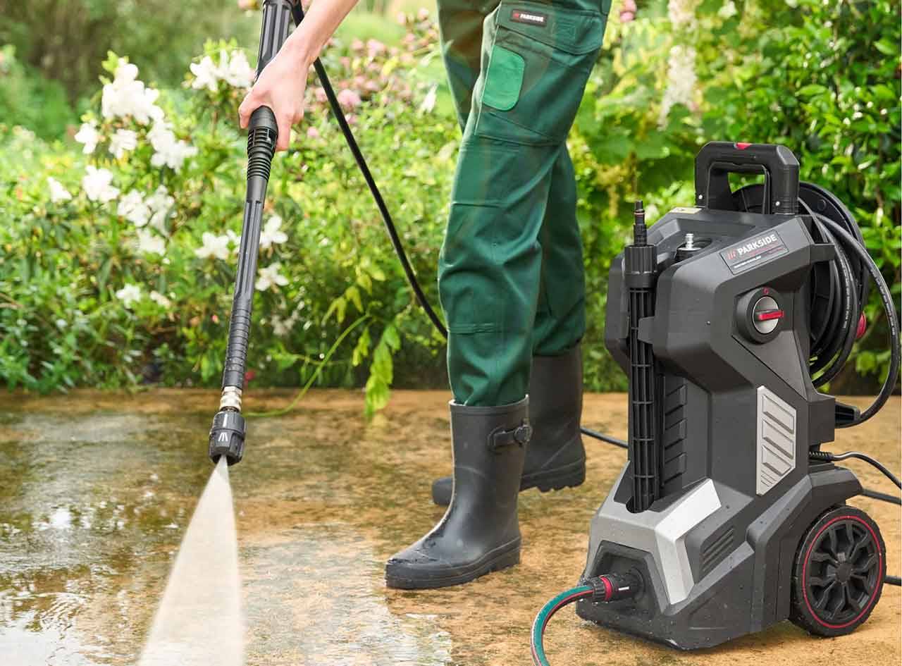 Nettoyeur haute pression Parkside, longue lance, nettoyage extérieur.
