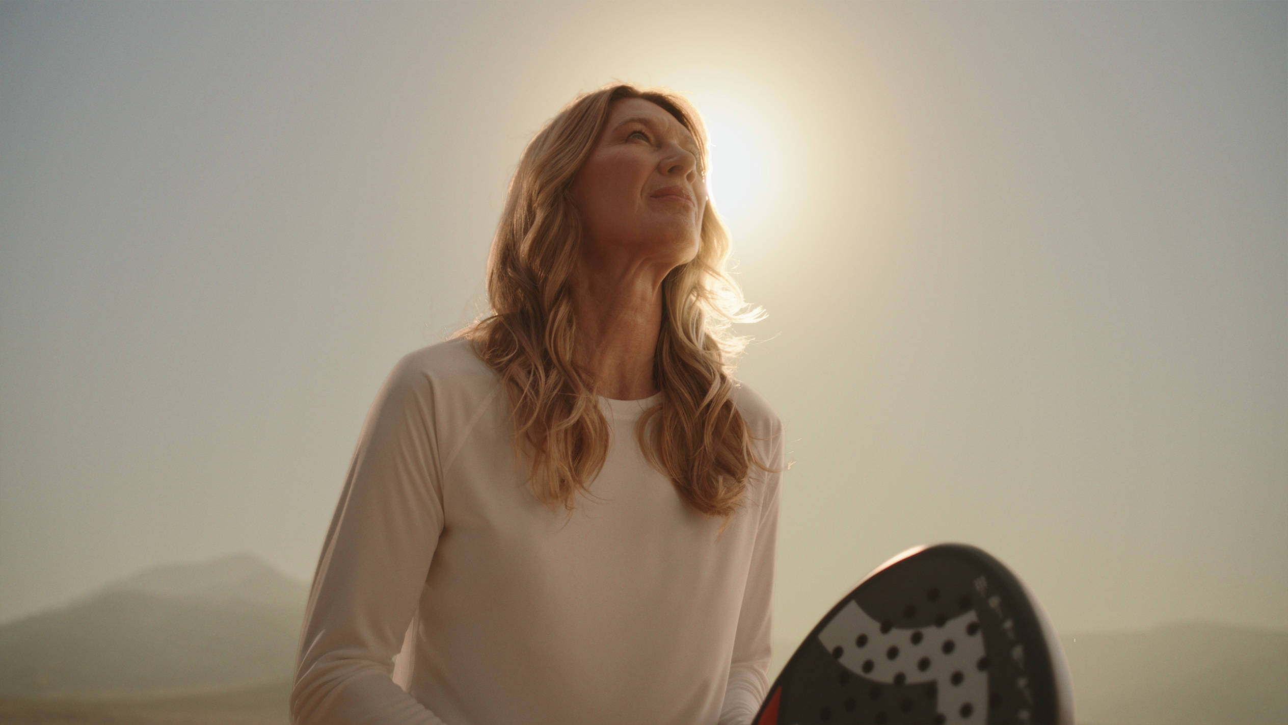 Généré par IA - Stefanie Graf en t-shirt de sport avec une raquette de padel