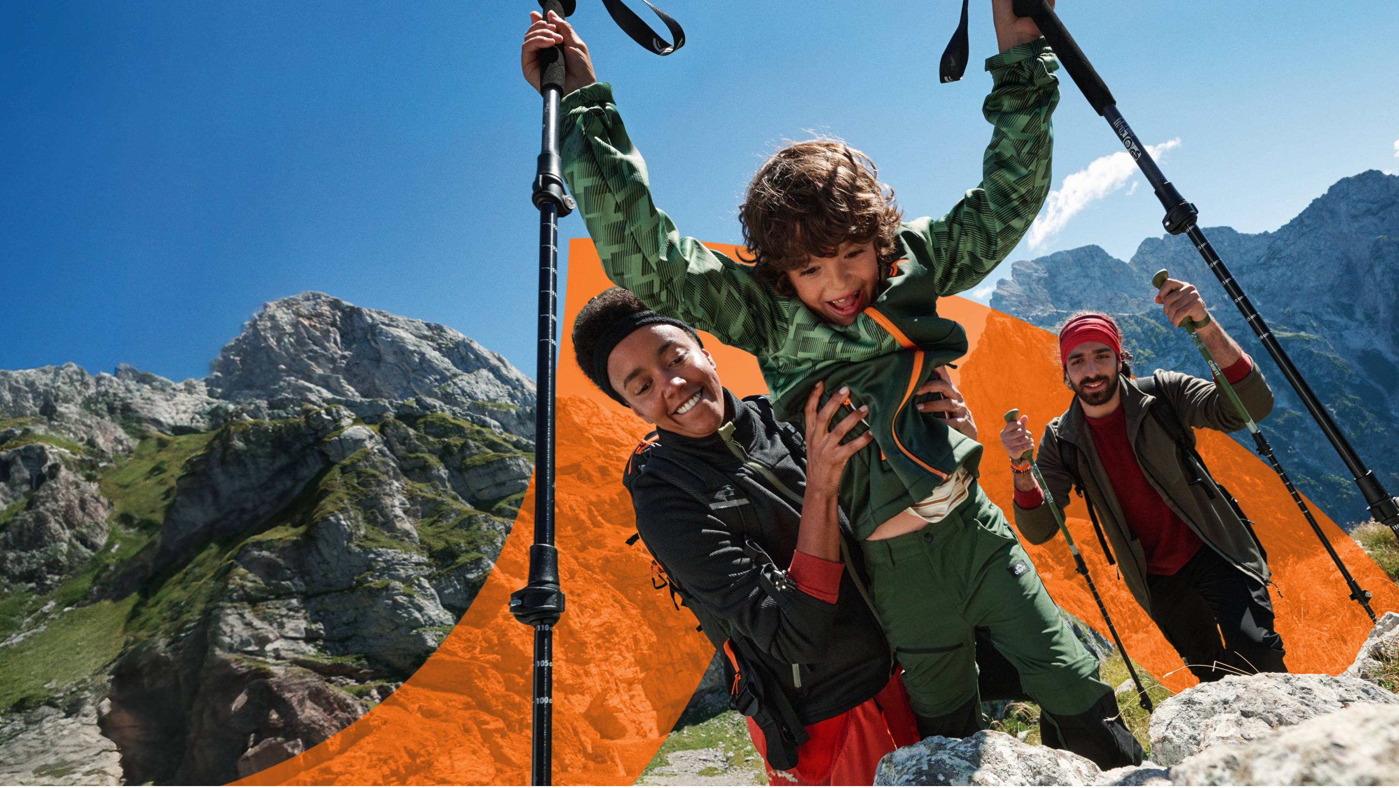 Famille en randonnée en montagne, avec des bâtons de marche et des vêtements de sport.
