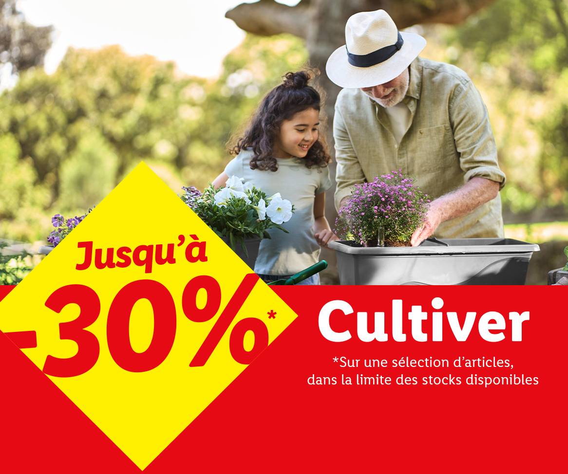 Jusqu'à -30% sur une sélection d'articles de jardinage ; un grand-père et une petite-fille plantent des fleurs.