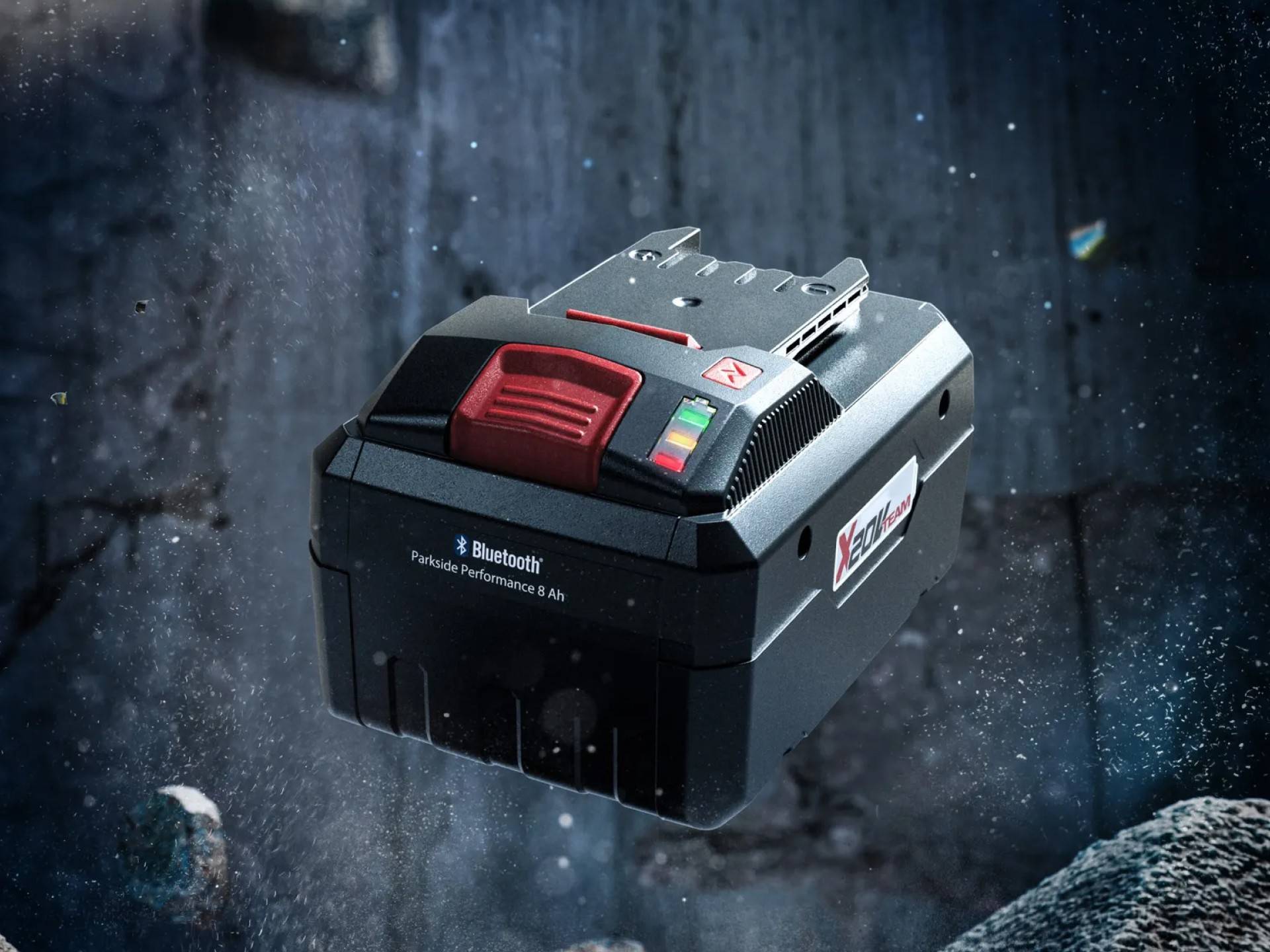 Batterie Parkside Performance 8 Ah avec fonction Bluetooth dans un environnement sombre et industriel.