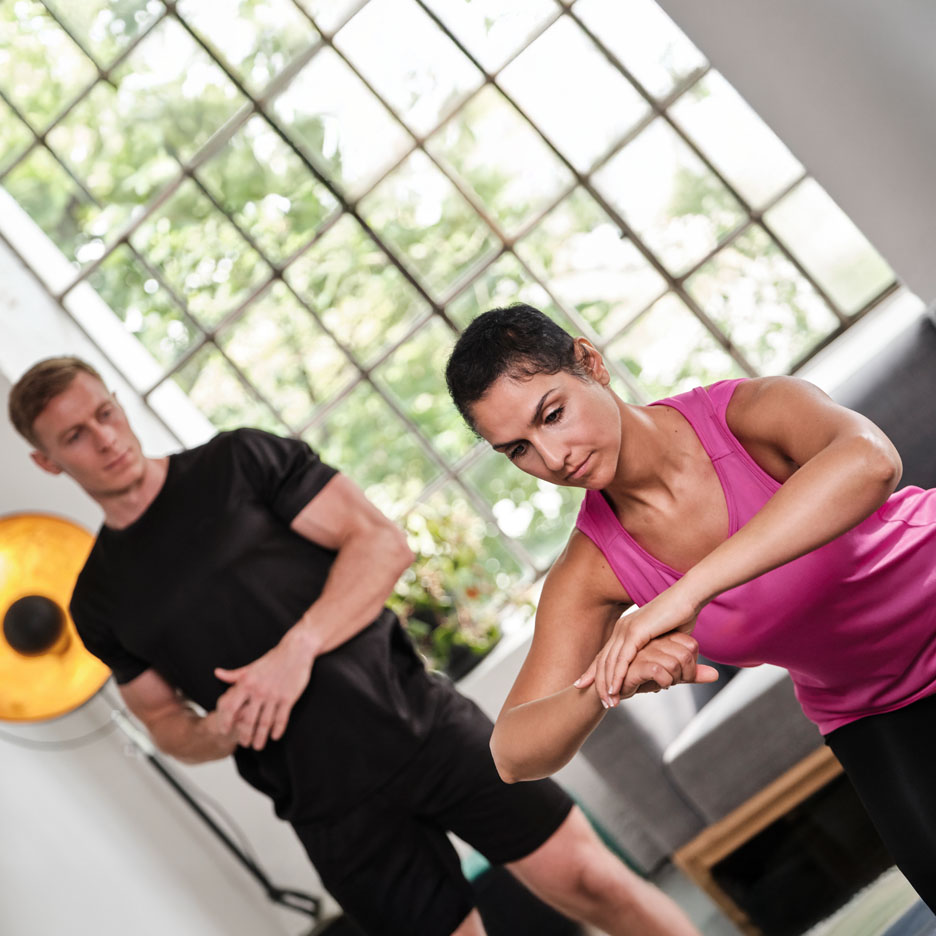 Femme faisant de l'exercice avec un entraîneur personnel.