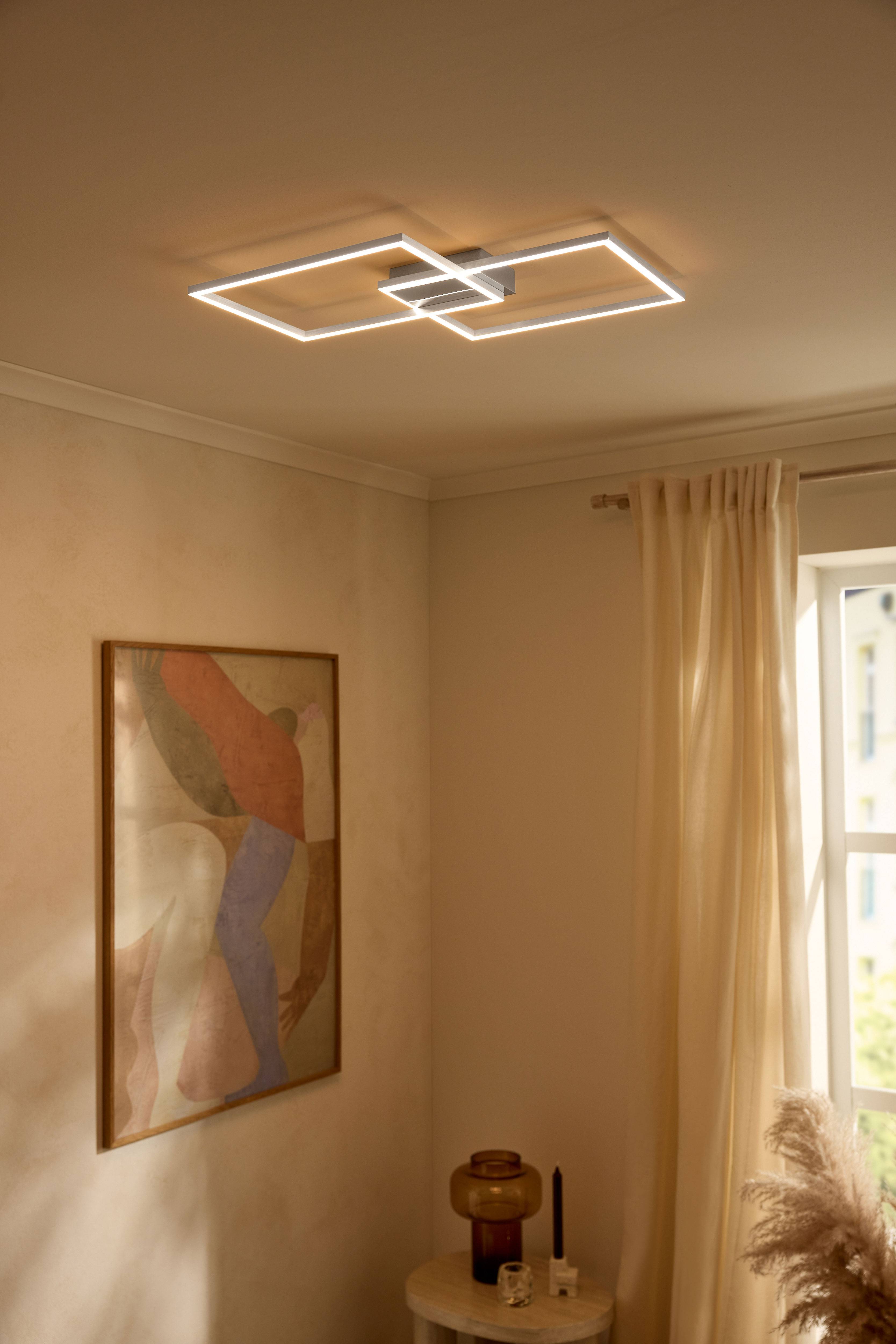 Plafonnier LED moderne aux formes rectangulaires éclairant une pièce beige.