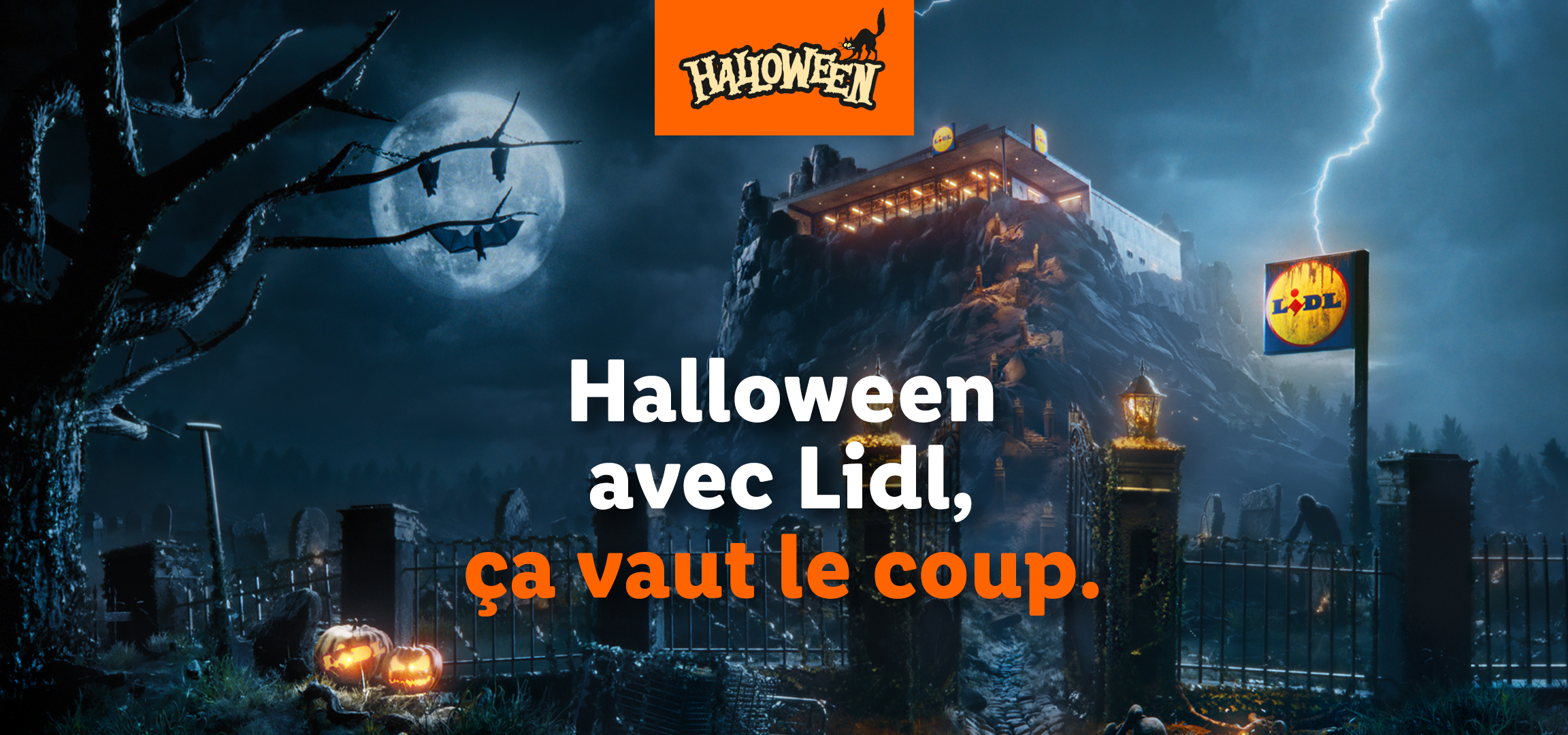 Publicité Lidl pour Halloween avec un magasin sur une colline et un cimetière au premier plan.