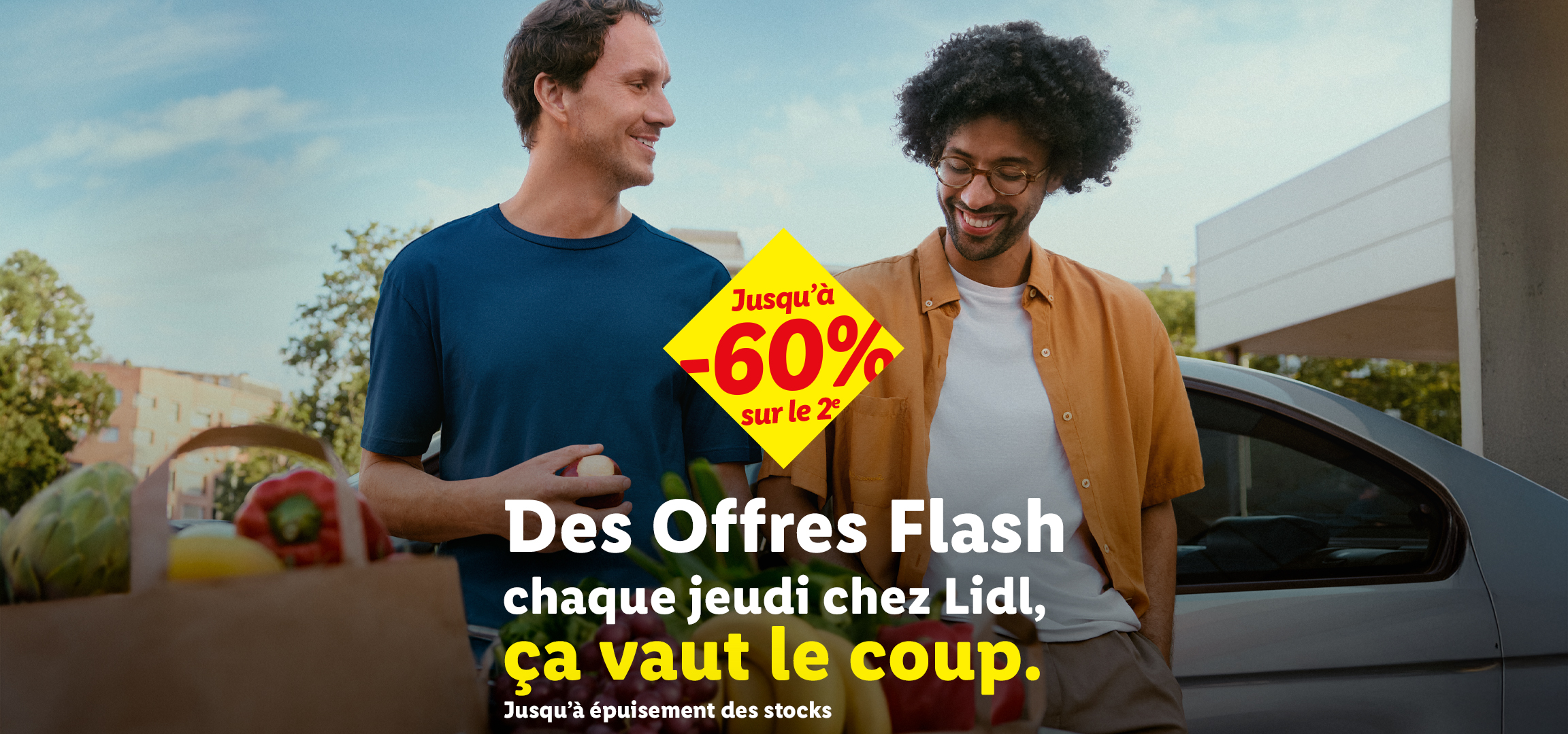 Deux hommes souriants avec le texte 'Des Offres Flash chaque jeudi chez Lidl, ça vaut le coup. Jusqu'à -60% sur le 2e'.
