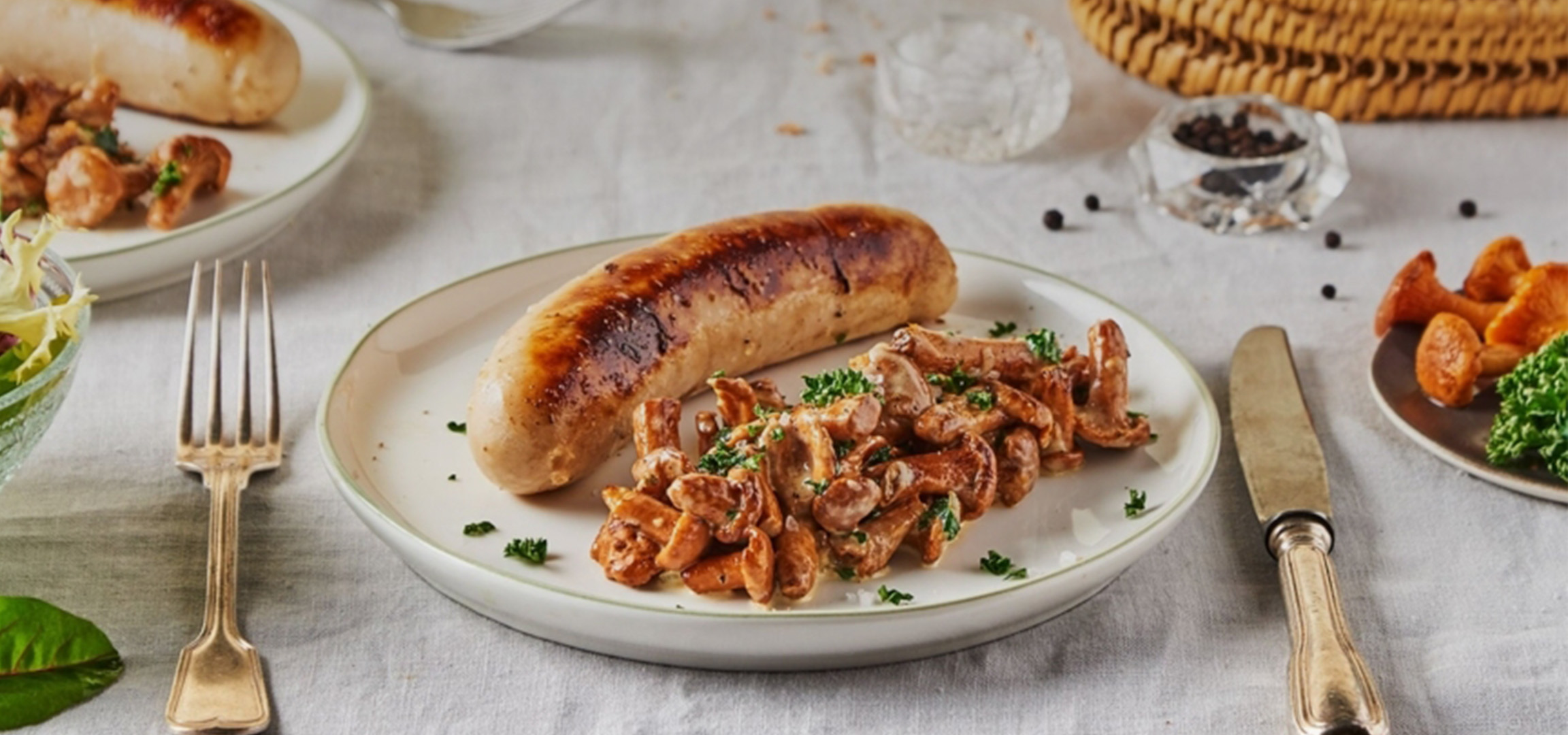 Saucisse grillée avec des champignons sautés et du persil sur une assiette.