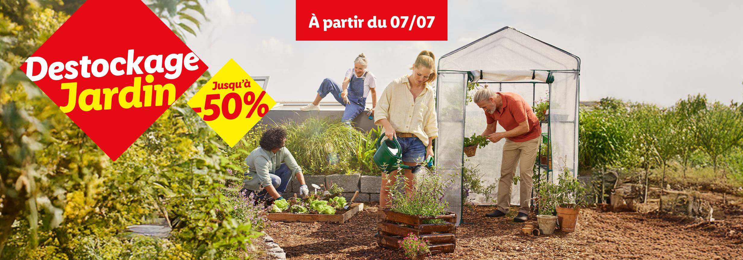 Destockage Jardin jusqu'à -50% à partir du 07/07 : une famille jardine près d'une serre.
