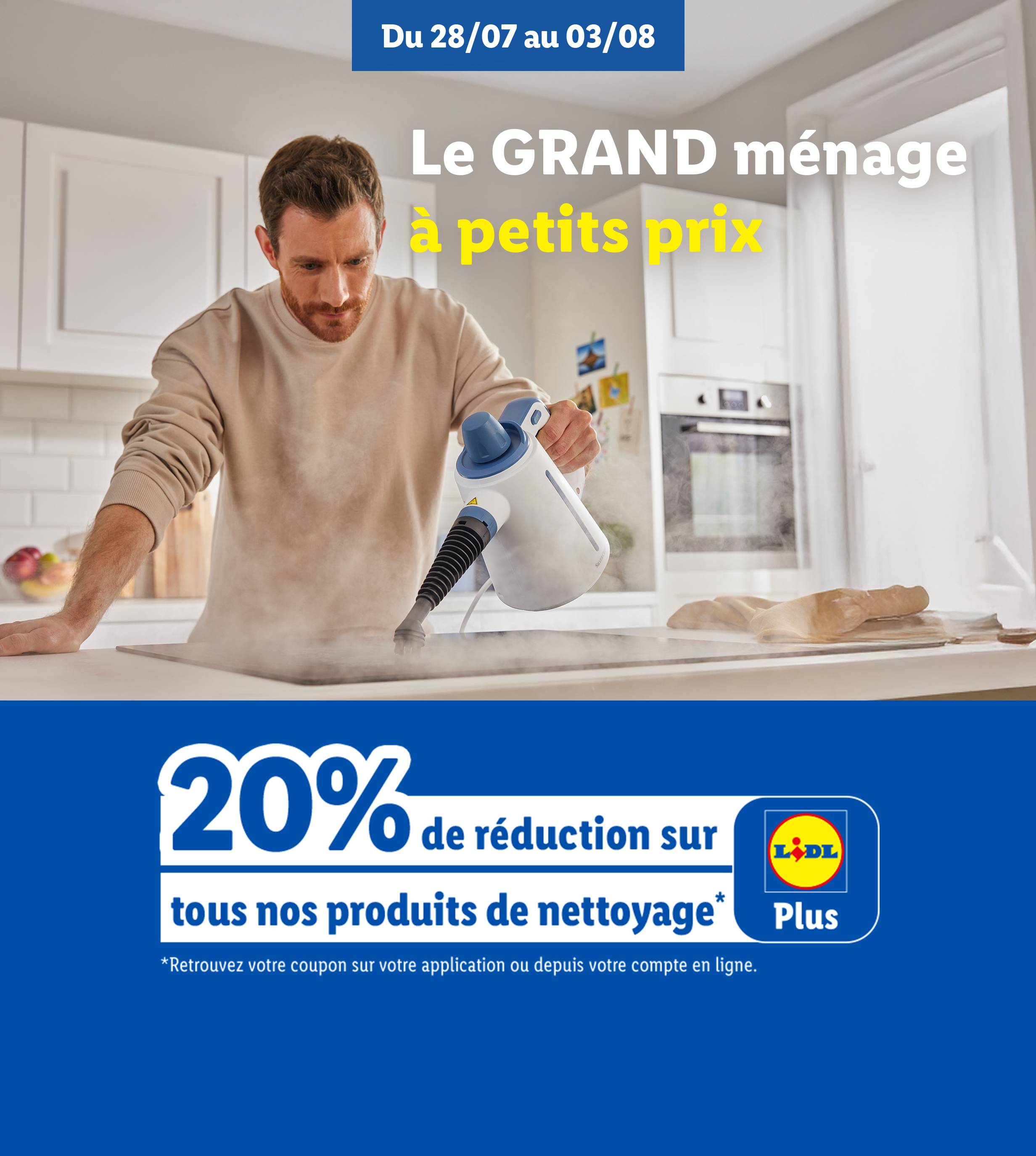 Un homme utilise un nettoyeur vapeur Silvercrest Lidl Plus pour le grand ménage avec 20% de réduction.
