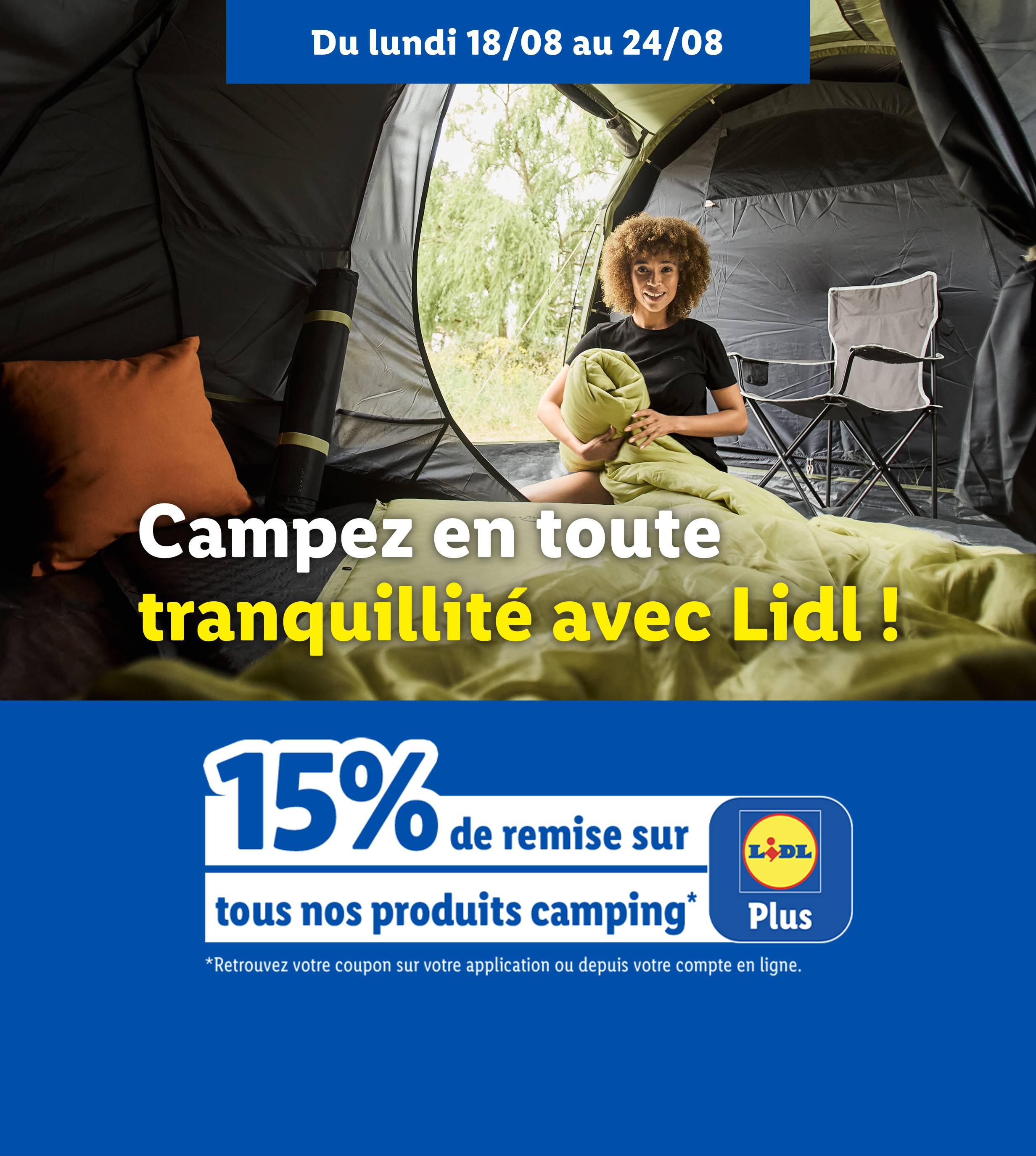 Une femme souriante dans une tente avec un sac de couchage, annonçant 15% de réduction sur les produits de camping Lidl.