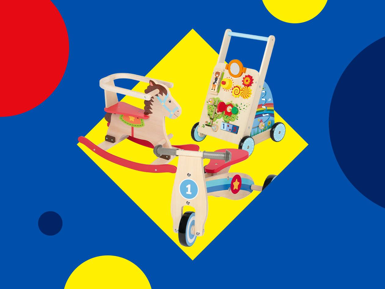 Cheval à bascule en bois, trotteur d'activités et draisienne pour enfants sur fond bleu et jaune.