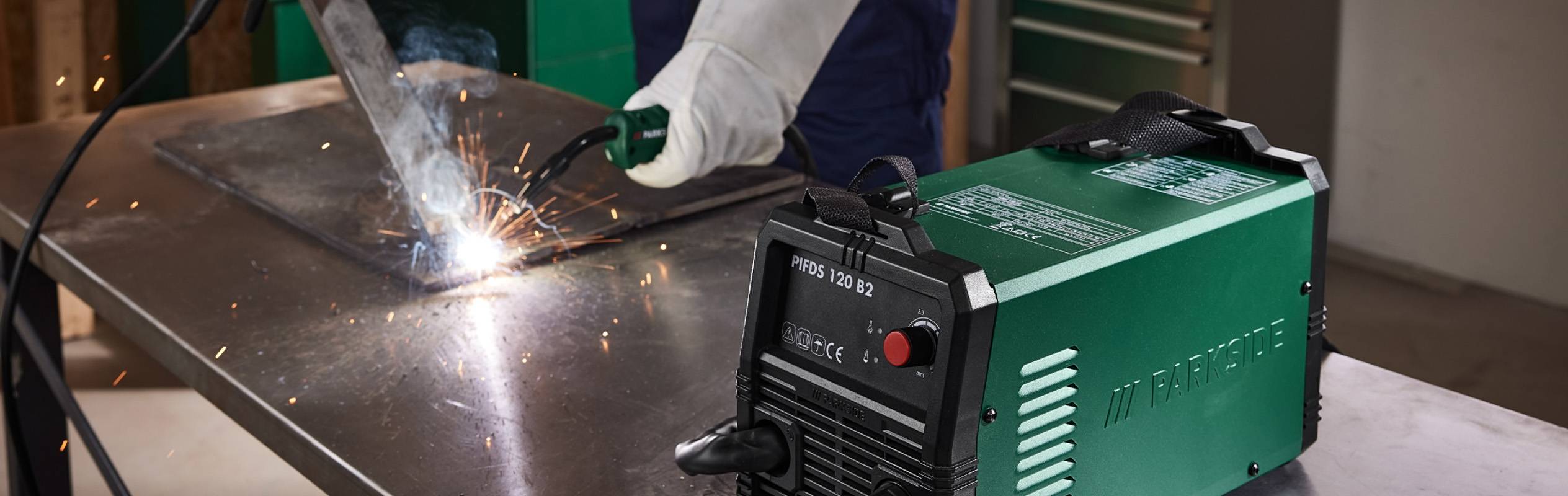 Un soudeur Parkside PIFDS 120 B2 est utilisé pour souder du métal.