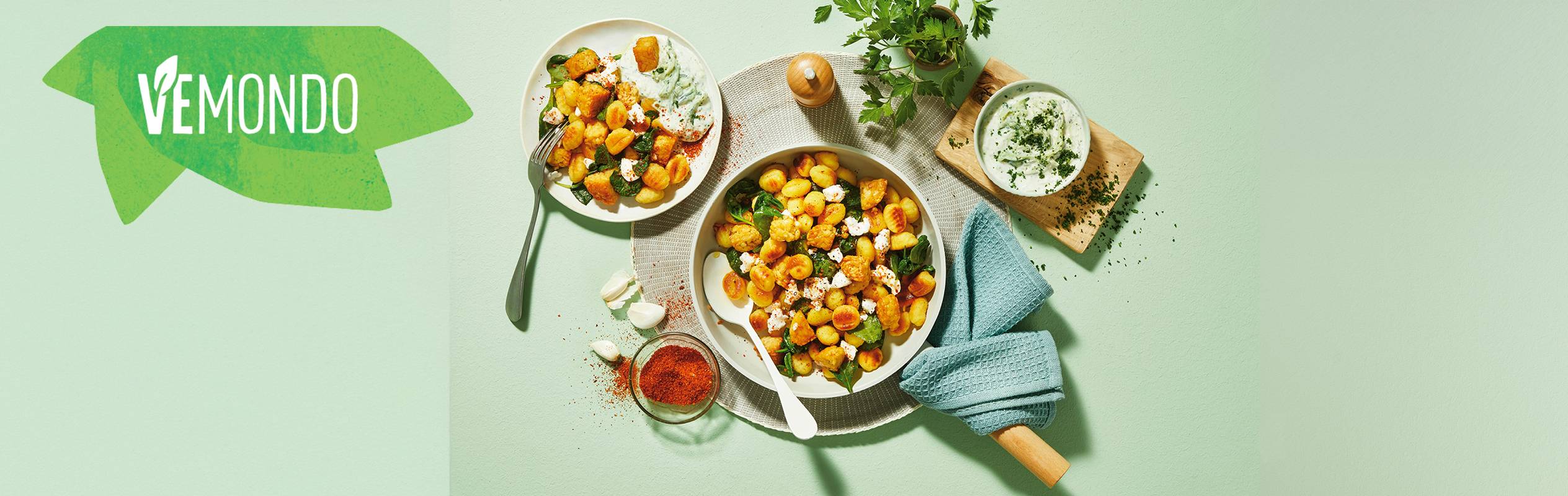 Gnocchis rôtis avec épinards et feta, servis avec une sauce au yaourt, par VEMondo.