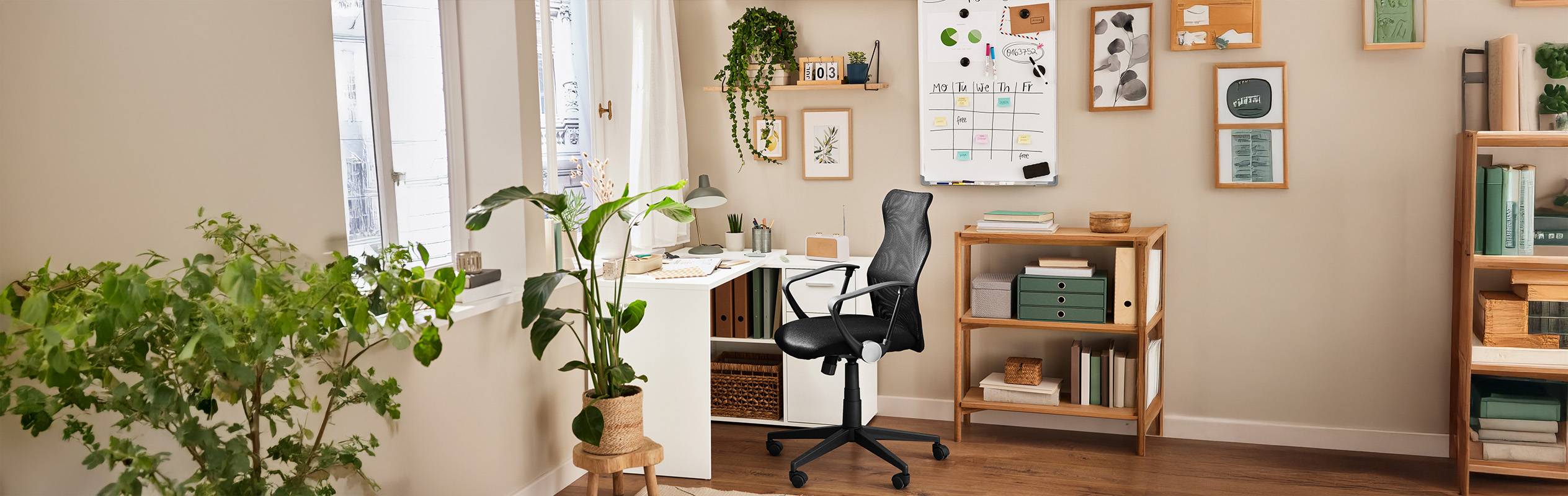 Bureau d'angle avec chaise de bureau ergonomique et étagère en bois, style minimaliste et plantes vertes.