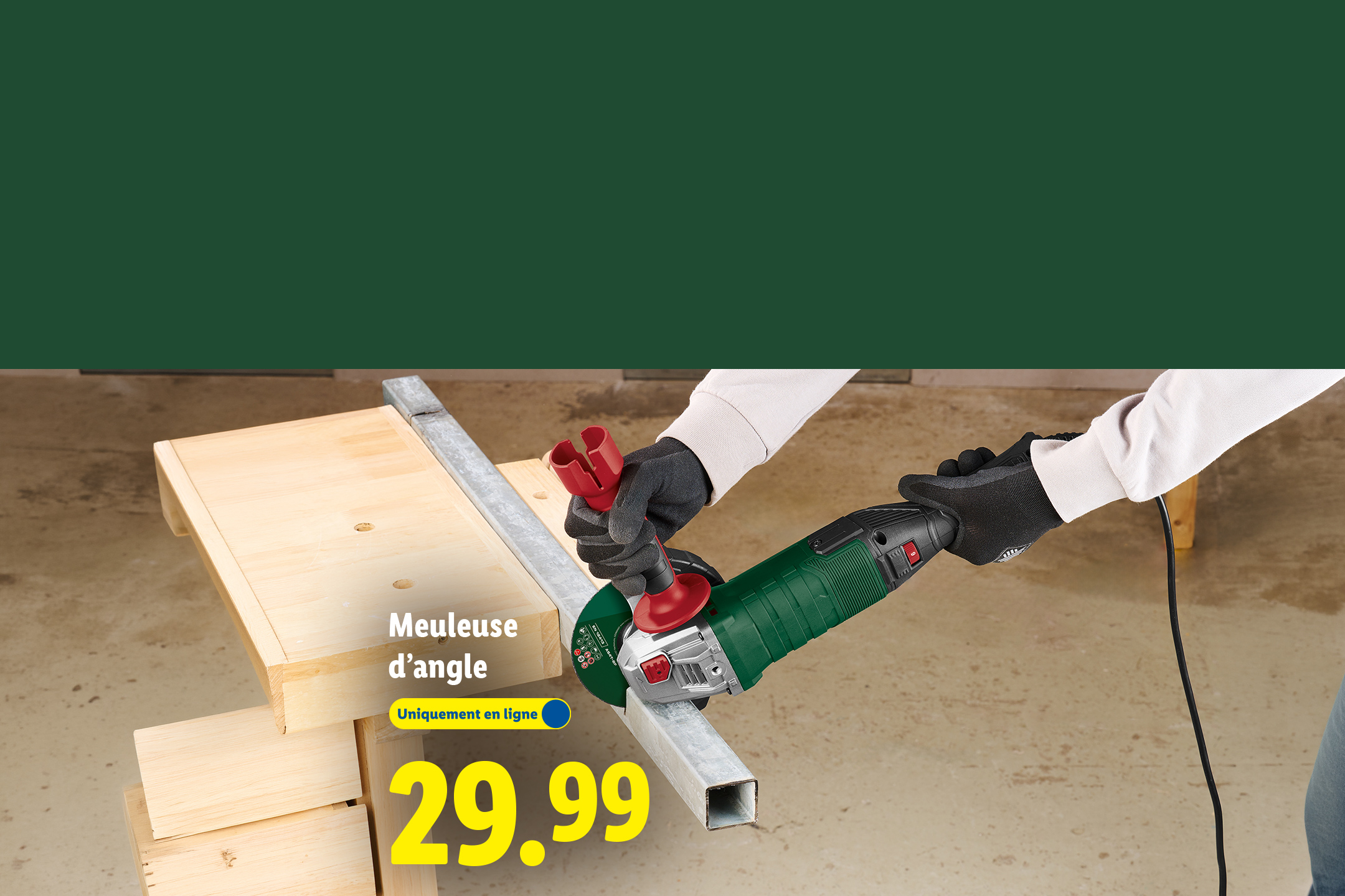 Meuleuse d'angle coupant un profilé métallique, prix 29.99, disponible en ligne.