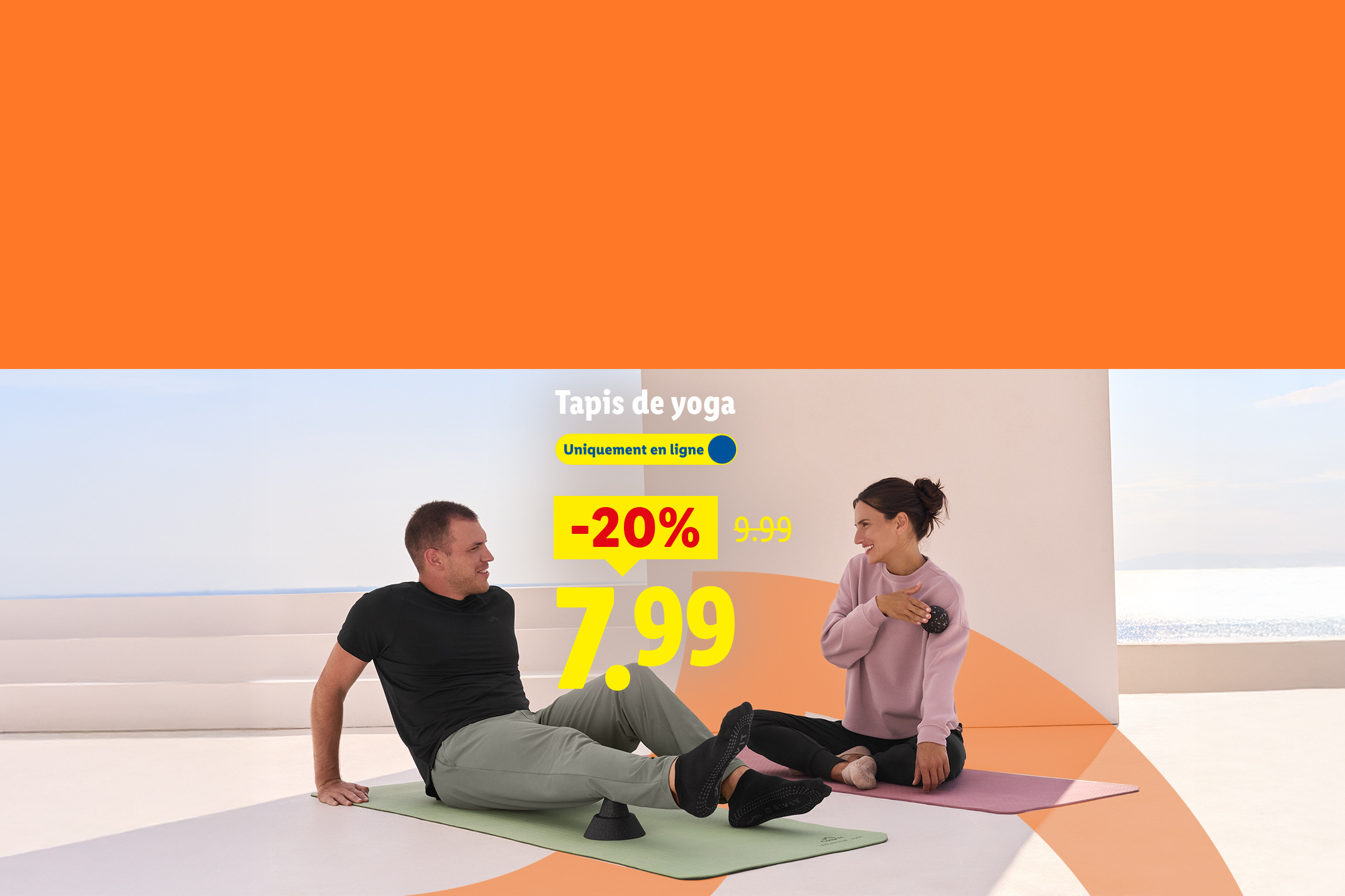Tapis de yoga en promotion à 7,99 € (-20%), disponible uniquement en ligne, avec deux personnes.