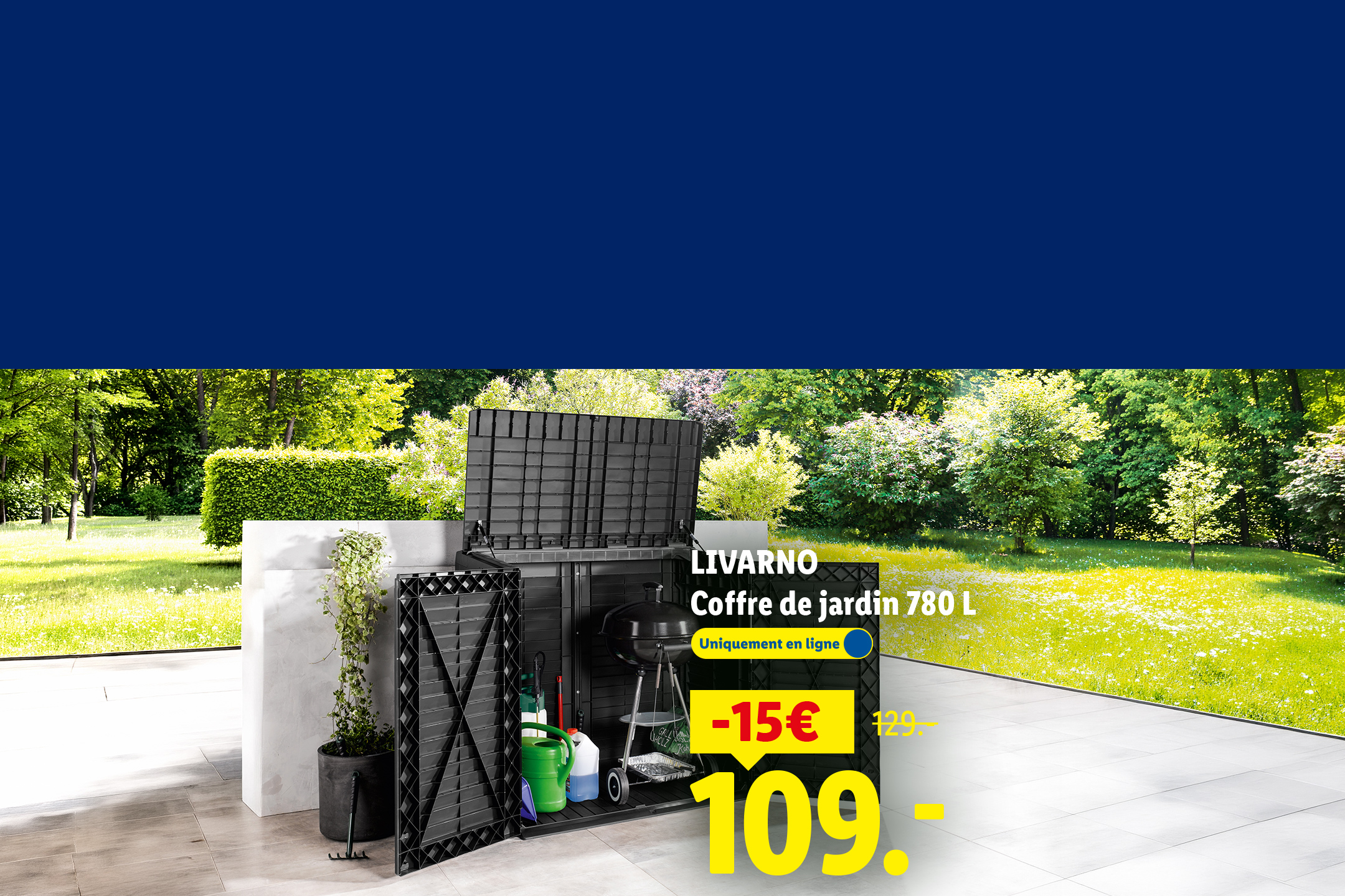 Un coffre de jardin noir de 780 L avec un barbecue et des outils de jardinage, affichant une réduction de 15€ pour un prix final de 109€.