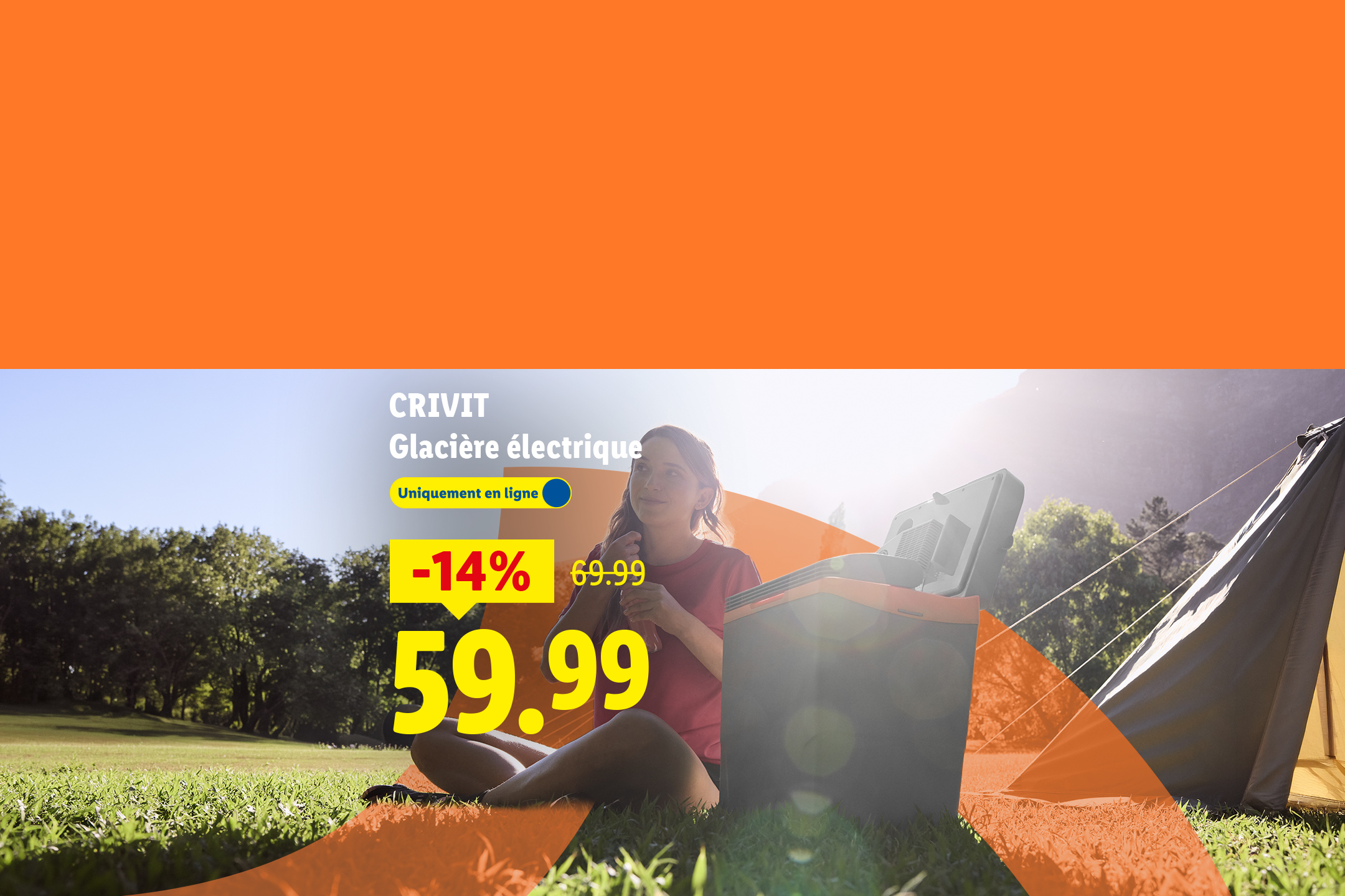Glacière électrique en promotion, avec une femme assise à côté d'une tente.
