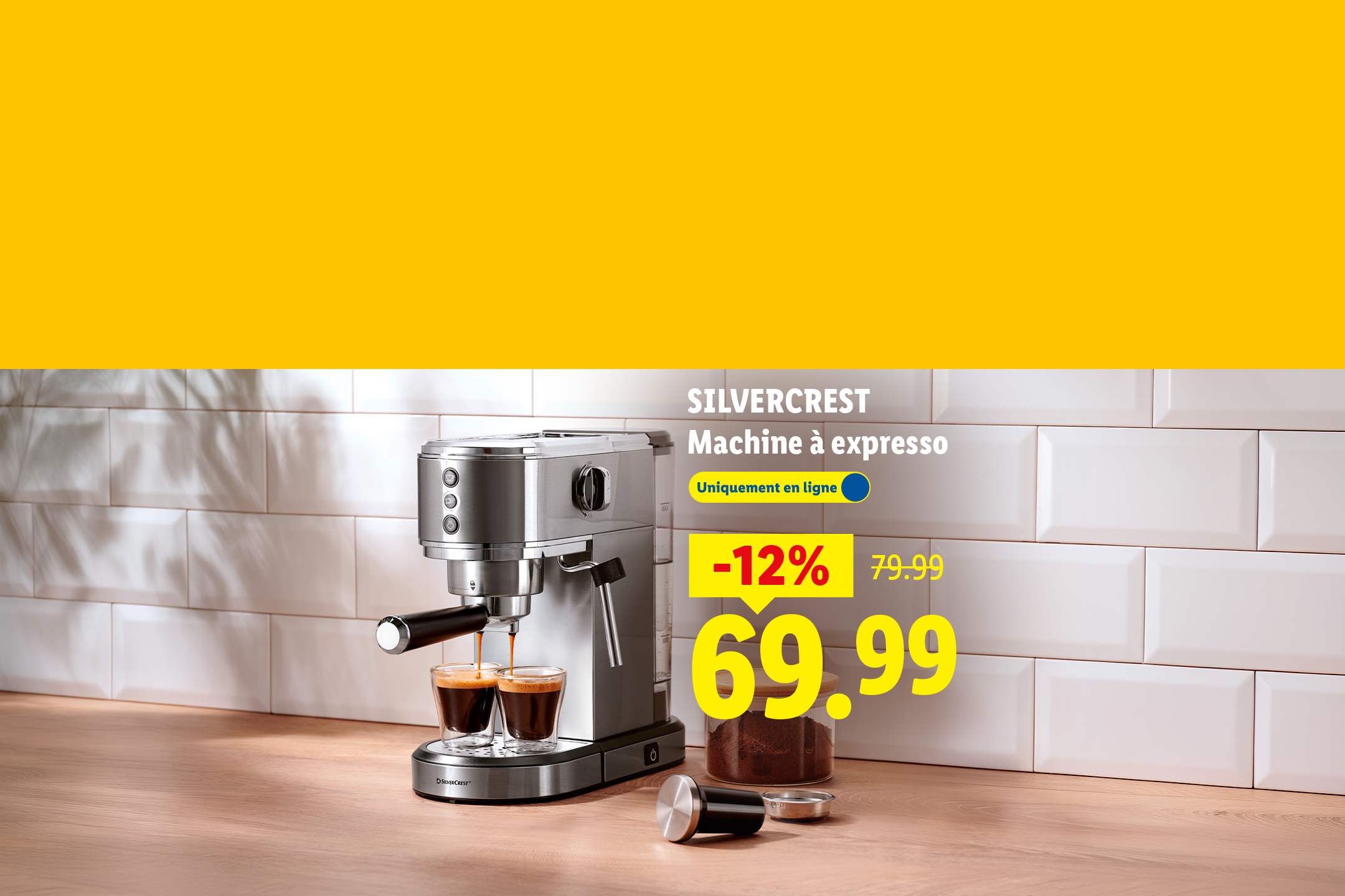 Machine à expresso en acier inoxydable, avec deux tasses de café, sur un comptoir en bois, avec une réduction de 12% à 69,99.