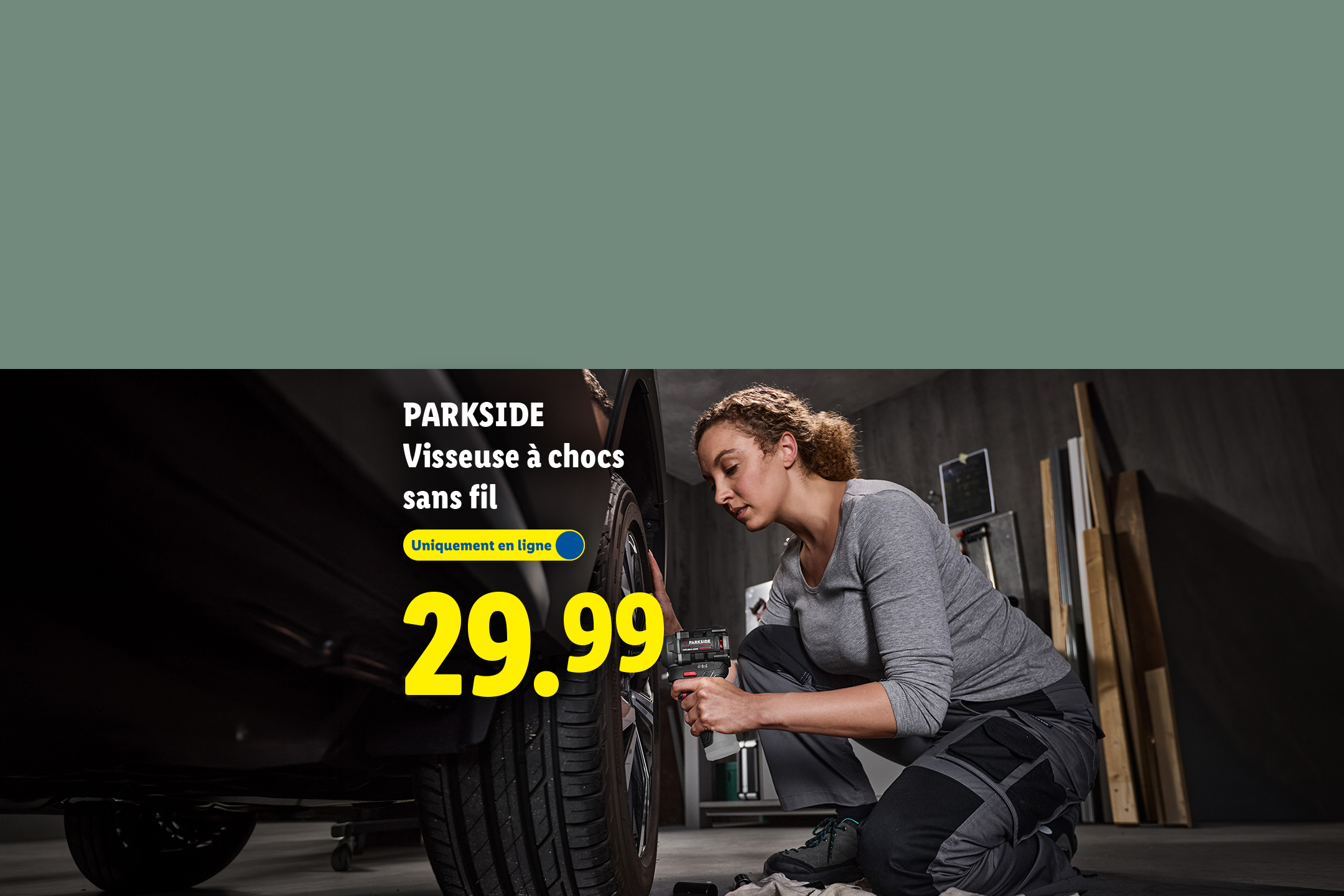 Une femme change un pneu de voiture avec une visseuse à chocs sans fil, affichée à 29,99 €.