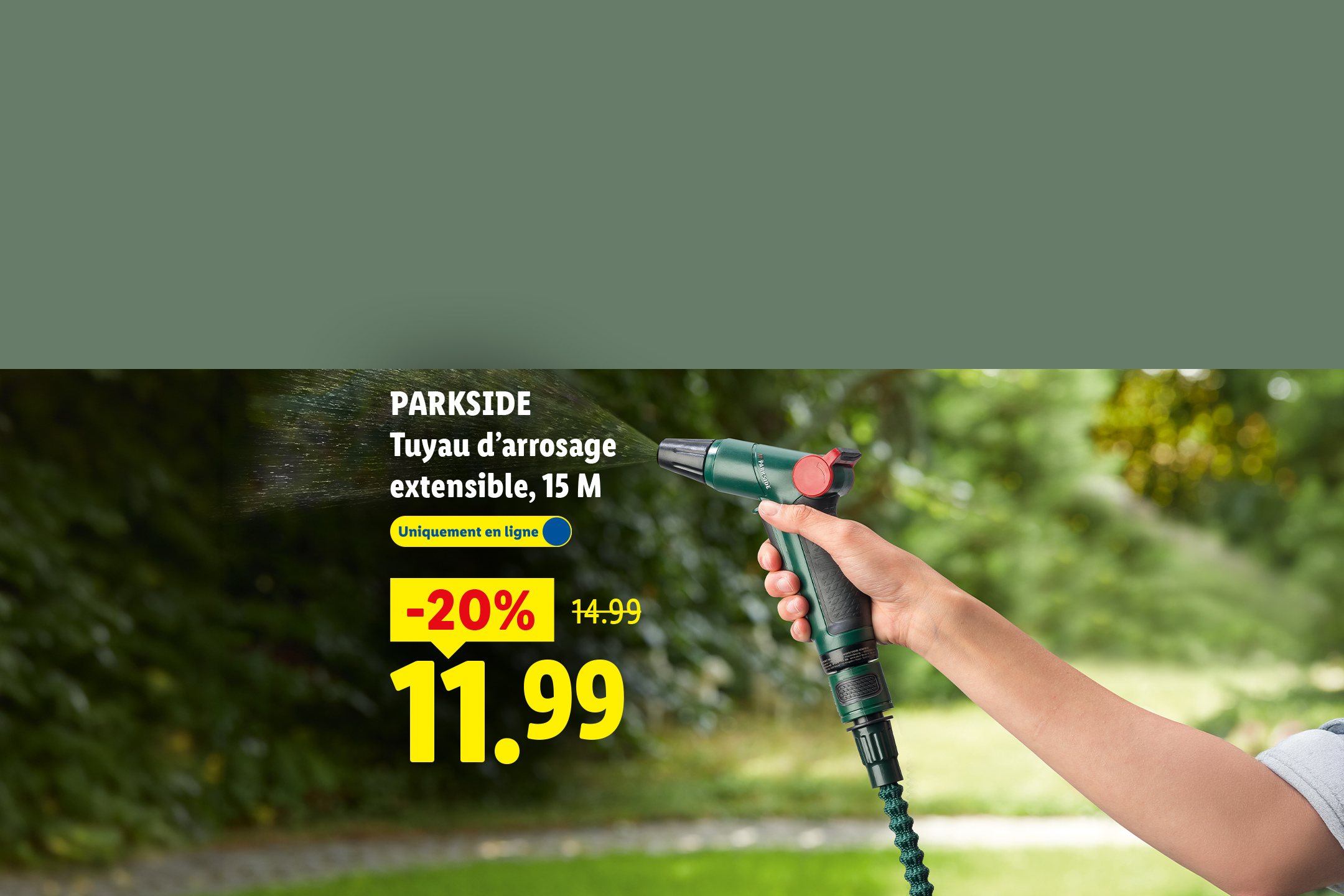 Un tuyau d'arrosage extensible de 15 m en promotion, tenu par une main, avec un arrière-plan de jardin.