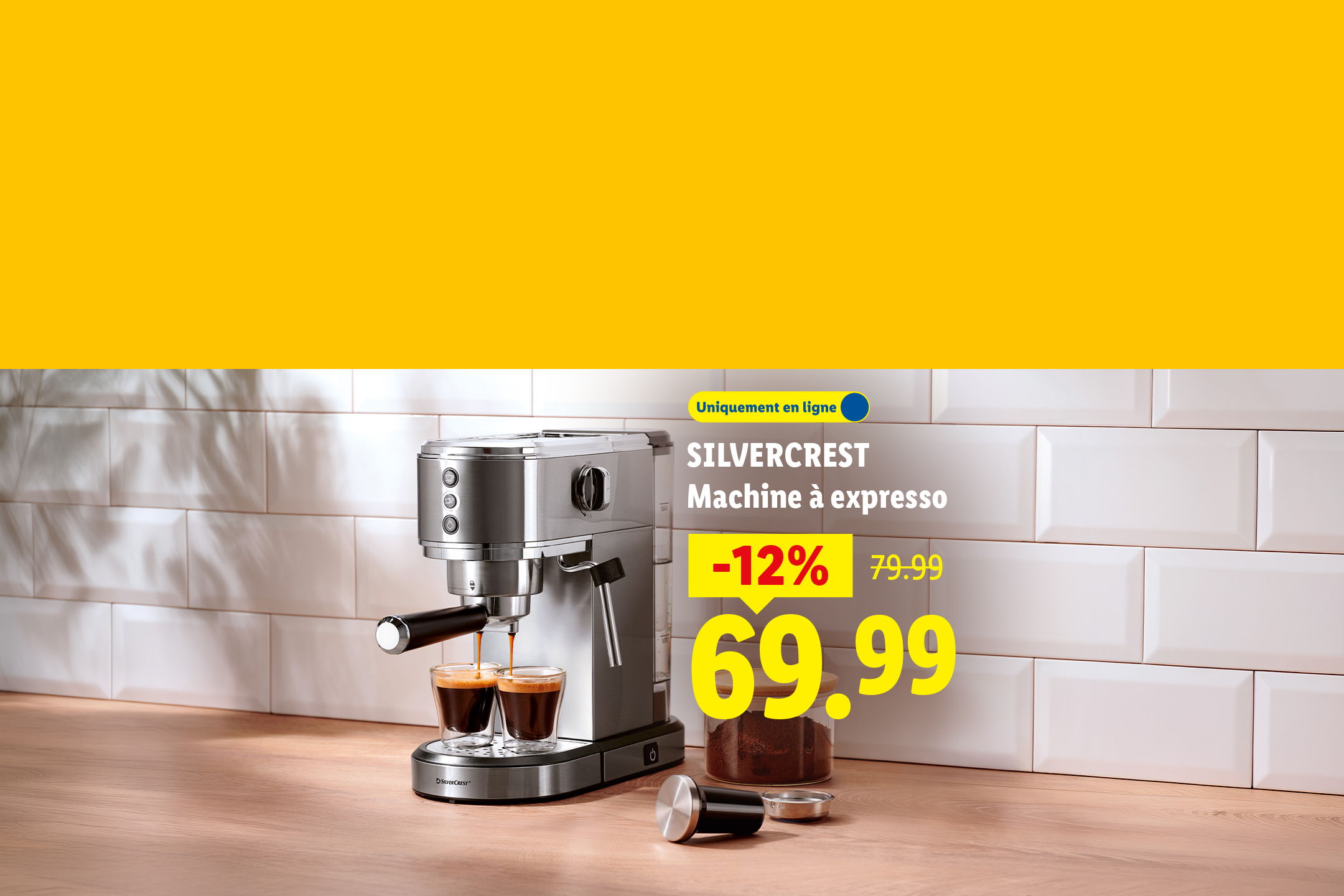 Machine à expresso en acier inoxydable avec deux tasses de café, sur un comptoir en bois.