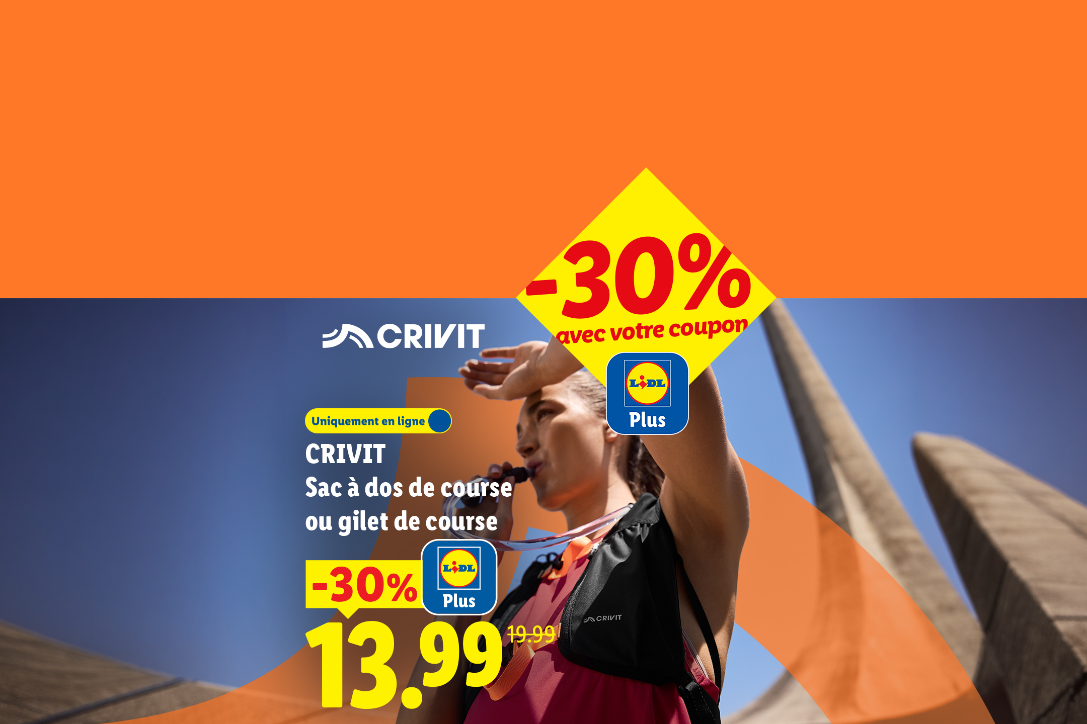 Une femme boit d'un sac à dos de course, avec une offre de -30% sur les sacs à dos ou gilets de course.
