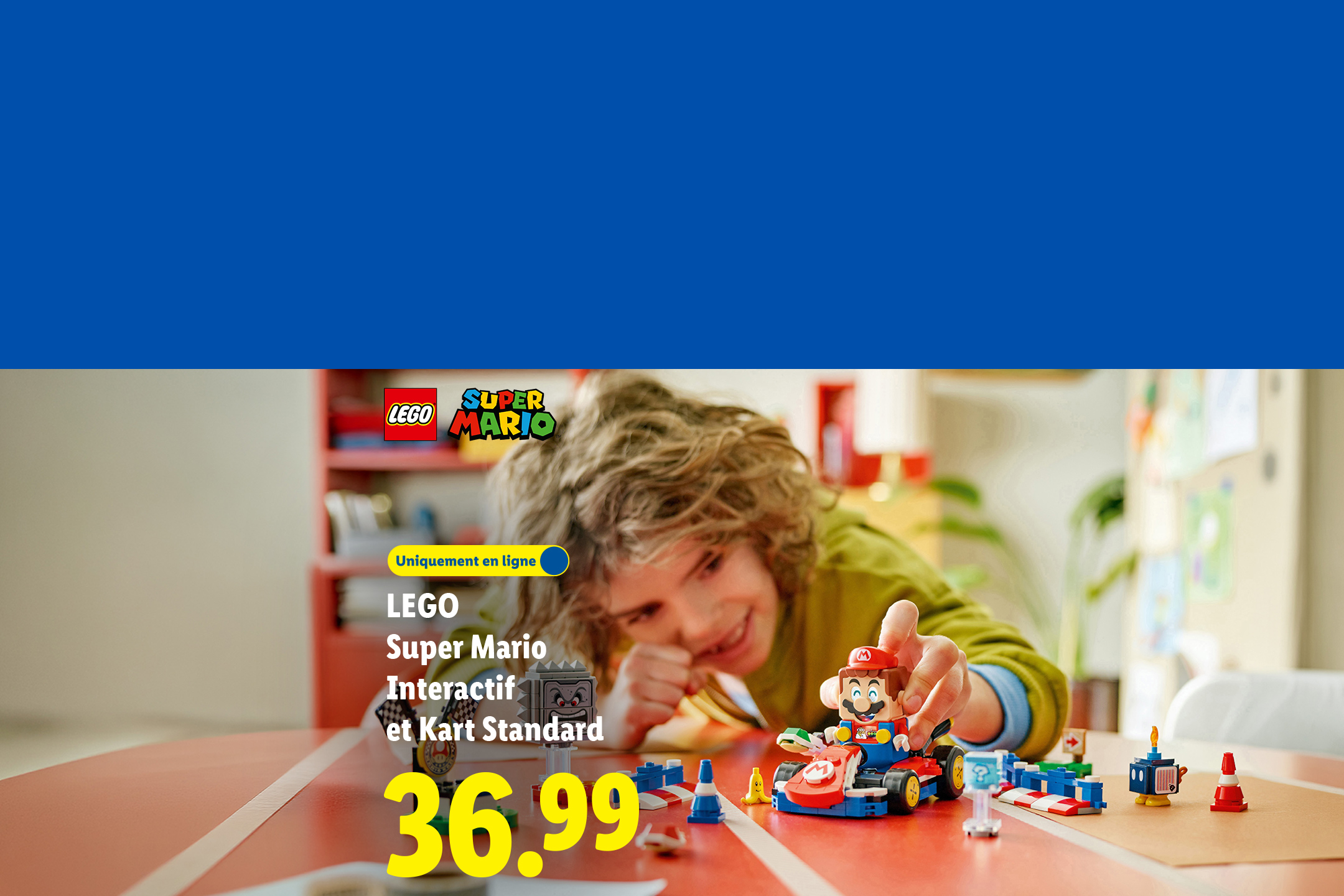 Un enfant joue avec un ensemble de jeu interactif et un kart, affiché à 36,99 €.