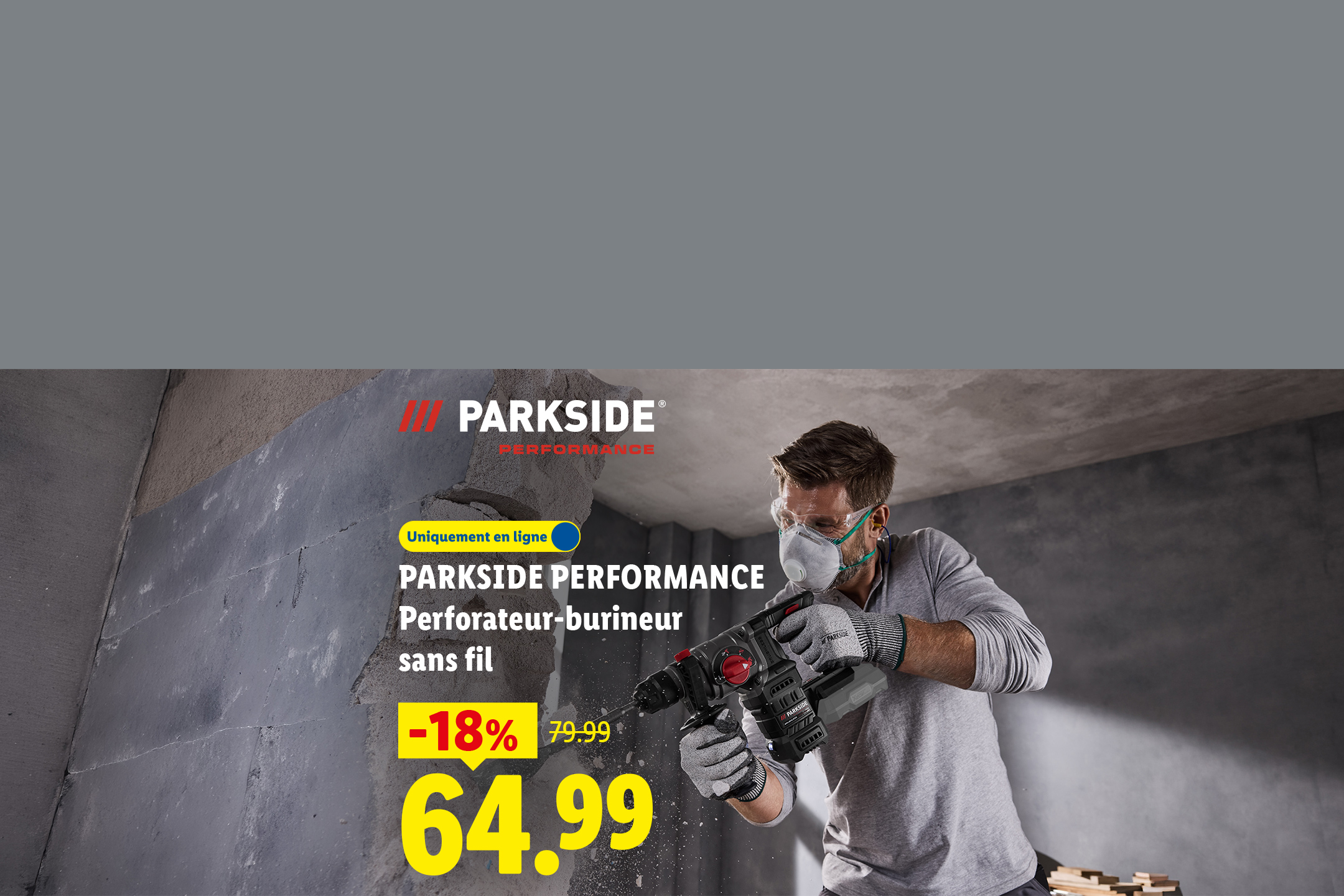 Un homme utilise un perforateur-burineur sans fil pour démolir un mur, avec une réduction de 18%.