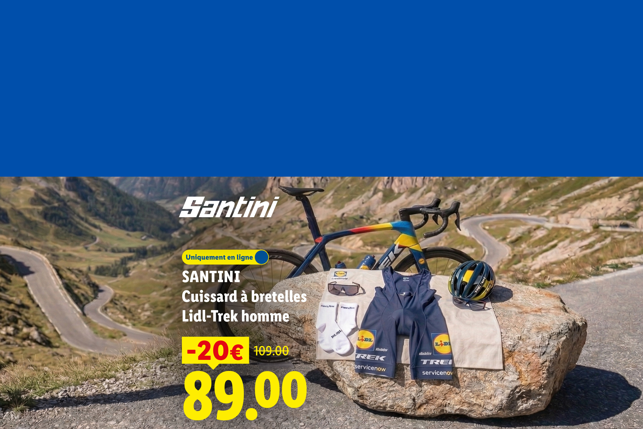 Cuissard à bretelles pour homme en promotion, avec un vélo de course en arrière-plan montagneux.