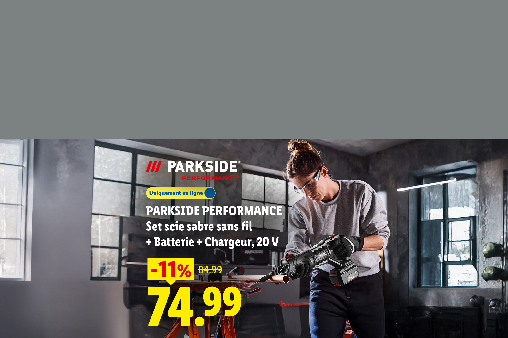 Une femme utilisant une scie sabre sans fil, avec une offre de -11% sur le set comprenant la batterie et le chargeur.