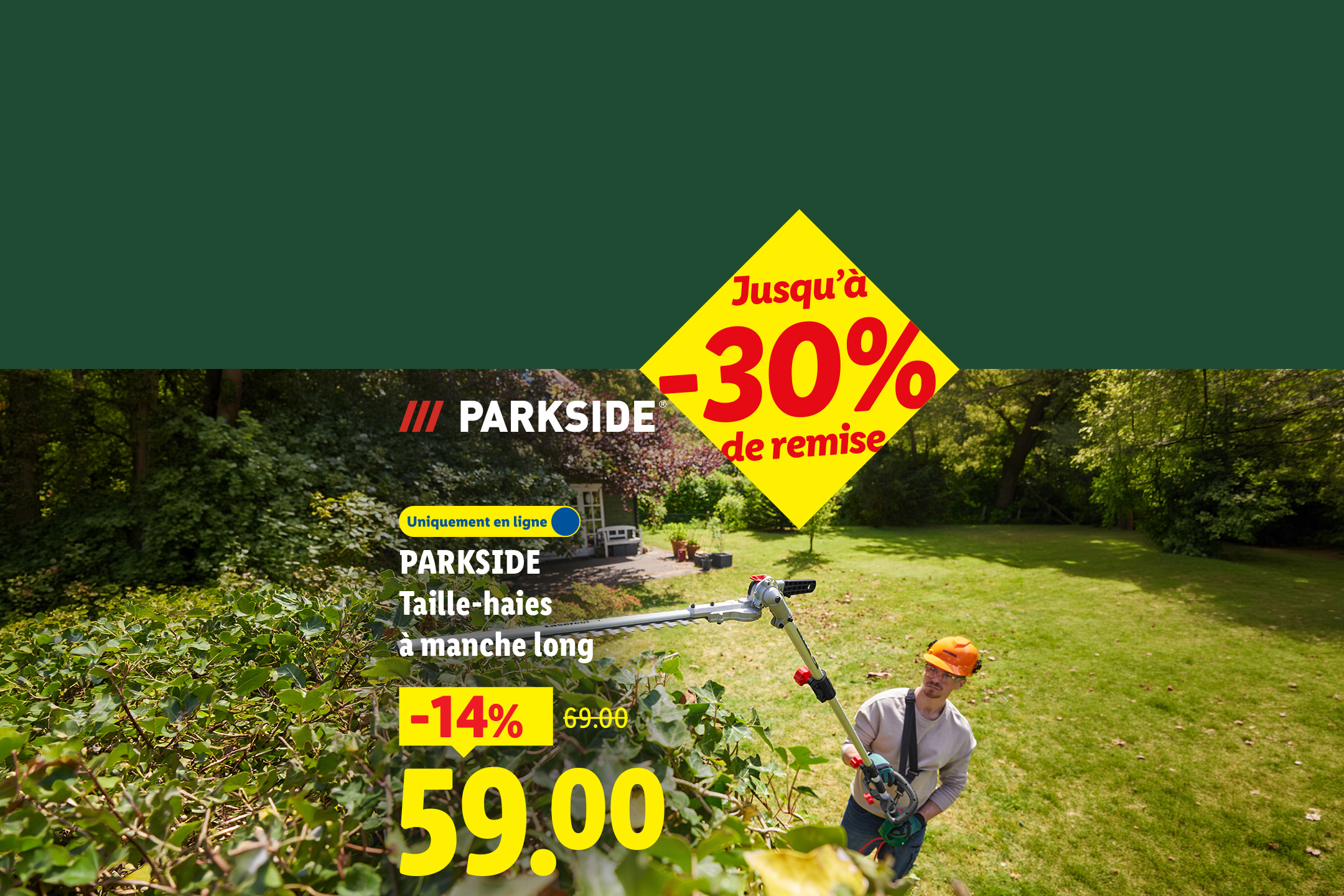 Un homme taille une haie avec un taille-haie à manche long, avec une réduction de 14% sur le prix.