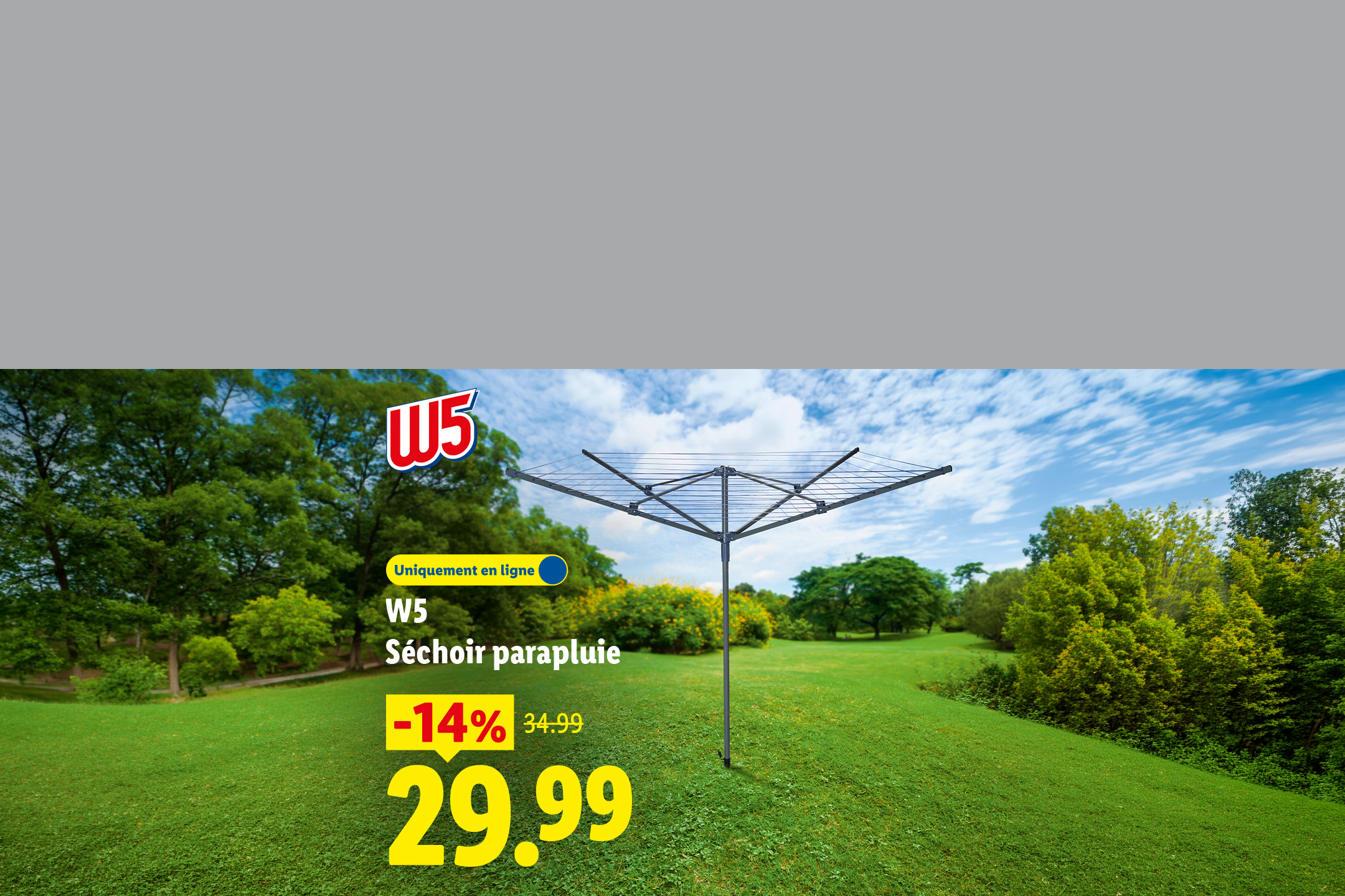 Séchoir parapluie en promotion à 29,99 € sur fond de pelouse et d'arbres.
