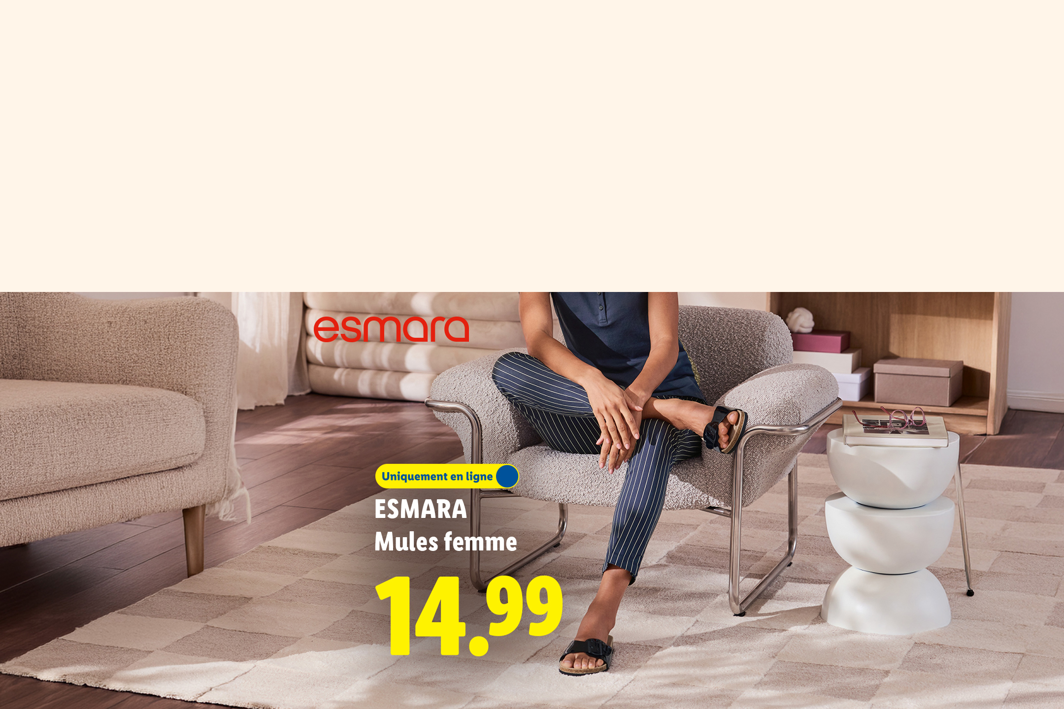 Mules femme à 14,99 euros, disponibles uniquement en ligne, portées par une femme assise dans un salon.