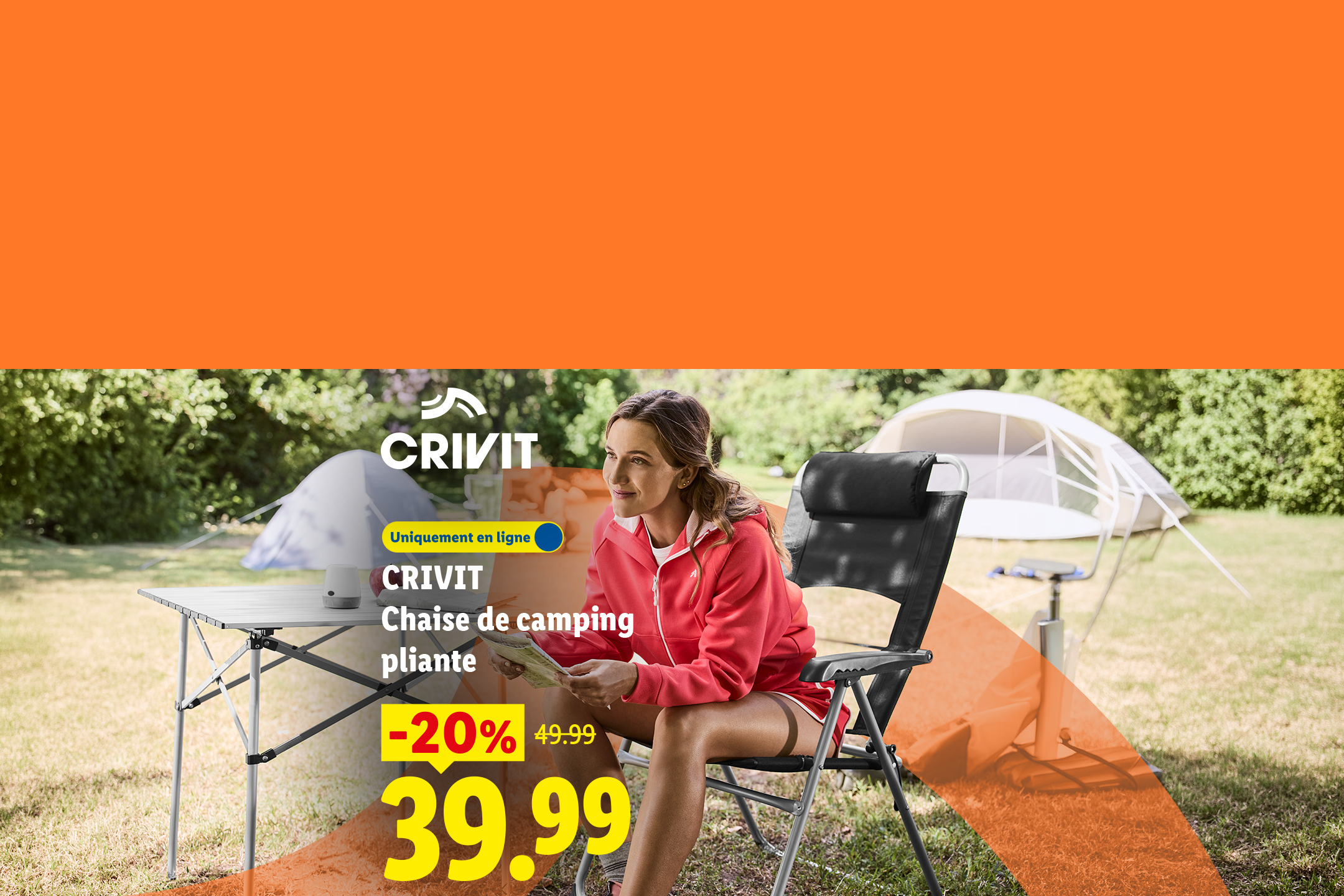 Femme assise sur une chaise de camping pliante, avec une table et des tentes en arrière-plan, promotion -20% à 39.99.