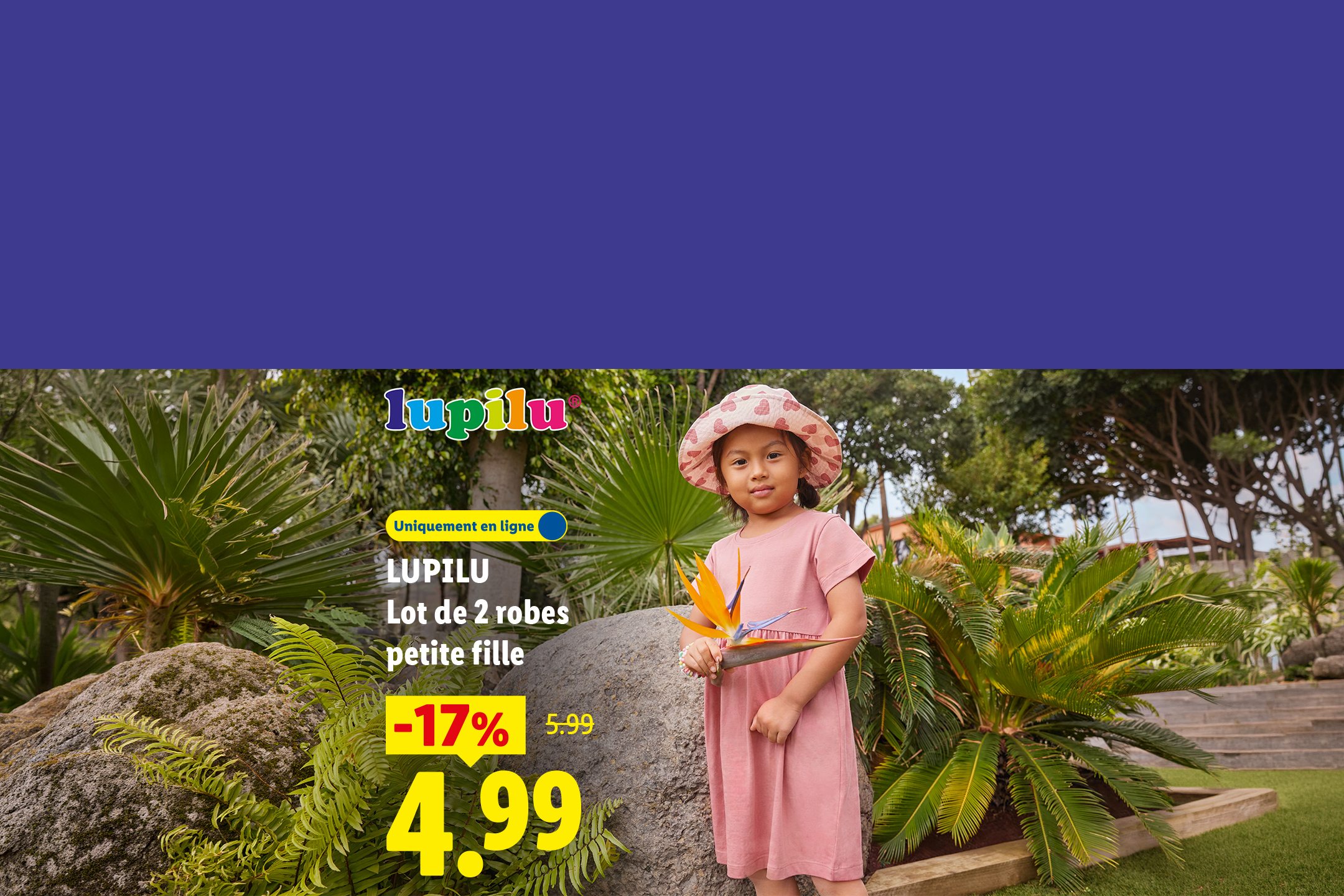 Une petite fille souriante tenant une fleur, portant une robe rose et un chapeau, avec une offre de -17% sur un lot de 2 robes pour petite fille.