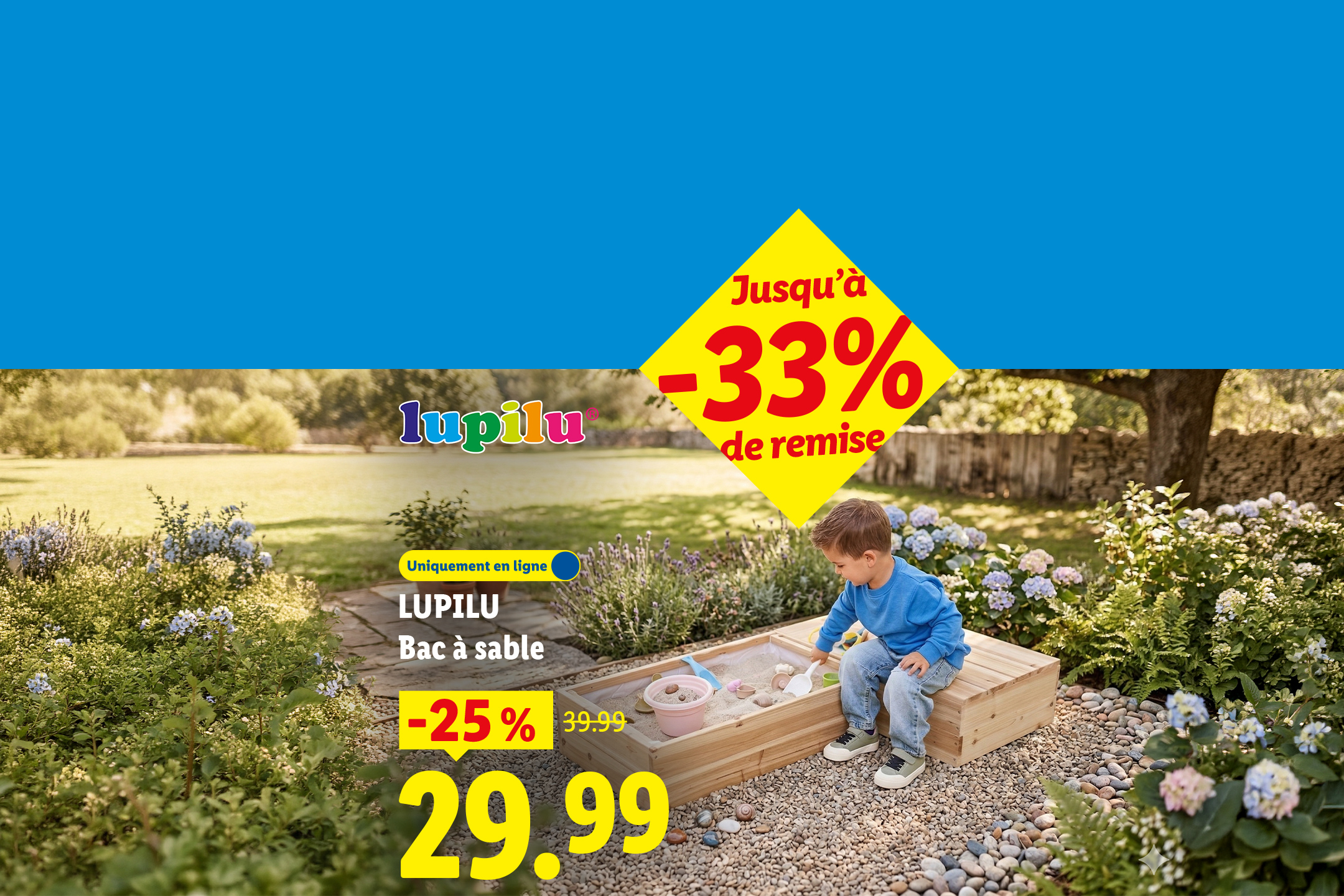 Un enfant joue dans un bac à sable en bois, avec des réductions allant jusqu'à 33%.