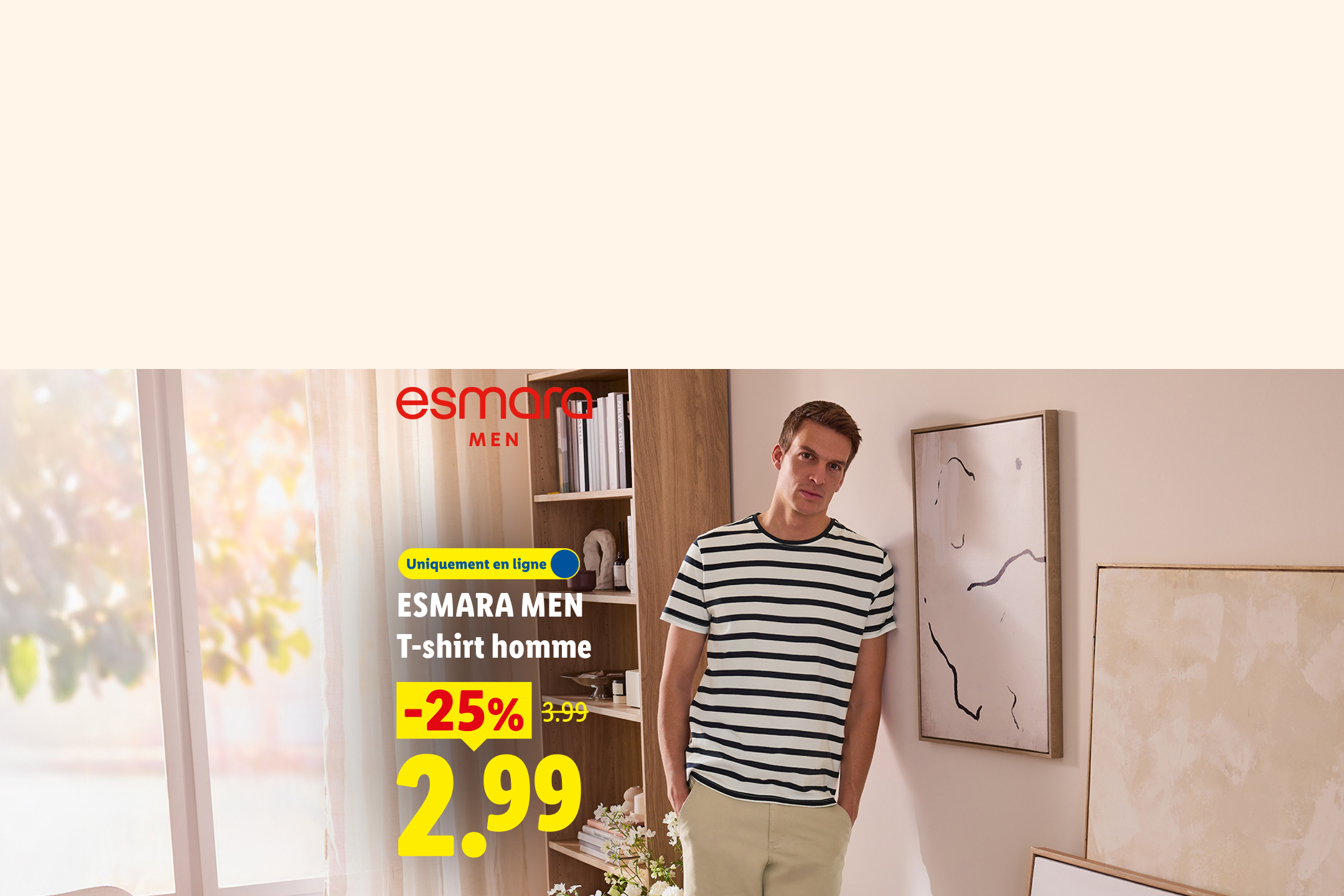 Un homme porte un t-shirt rayé pour homme, en promotion à 2,99 €.