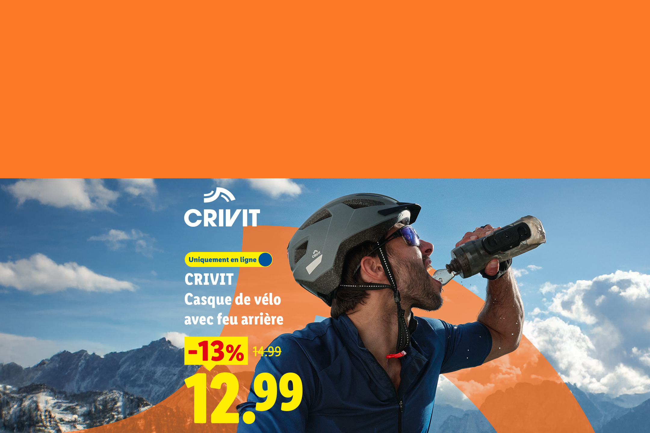 Un homme portant un casque de vélo boit dans une bouteille d'eau, avec une réduction de 13% sur le casque.