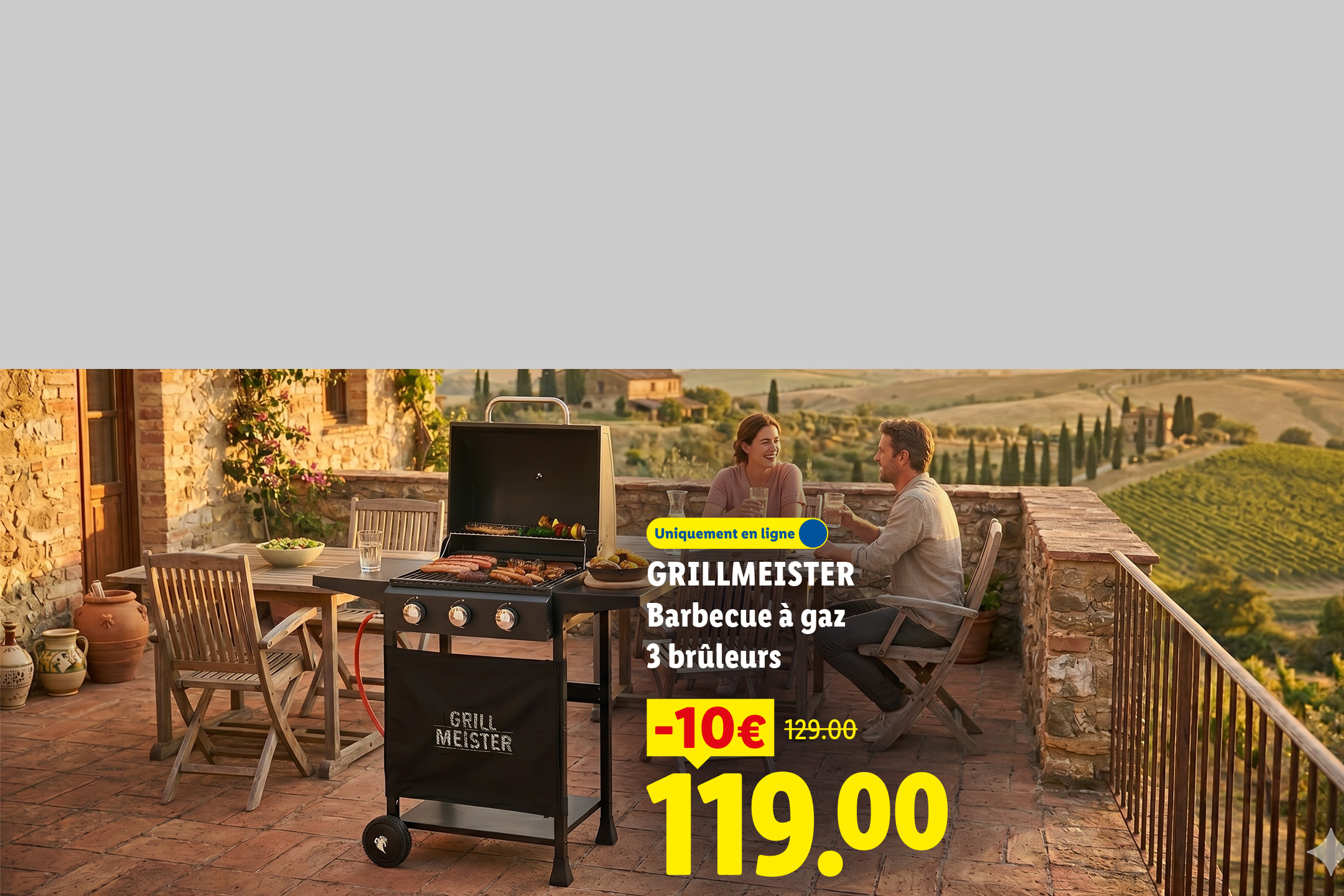Un barbecue à gaz avec 3 brûleurs sur une terrasse, avec un couple en arrière-plan.