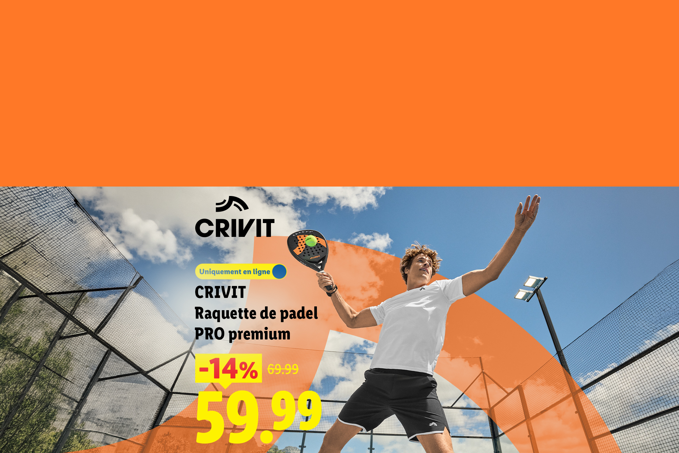 Un homme joue au padel avec une raquette, affichant une réduction de 14% sur le prix.